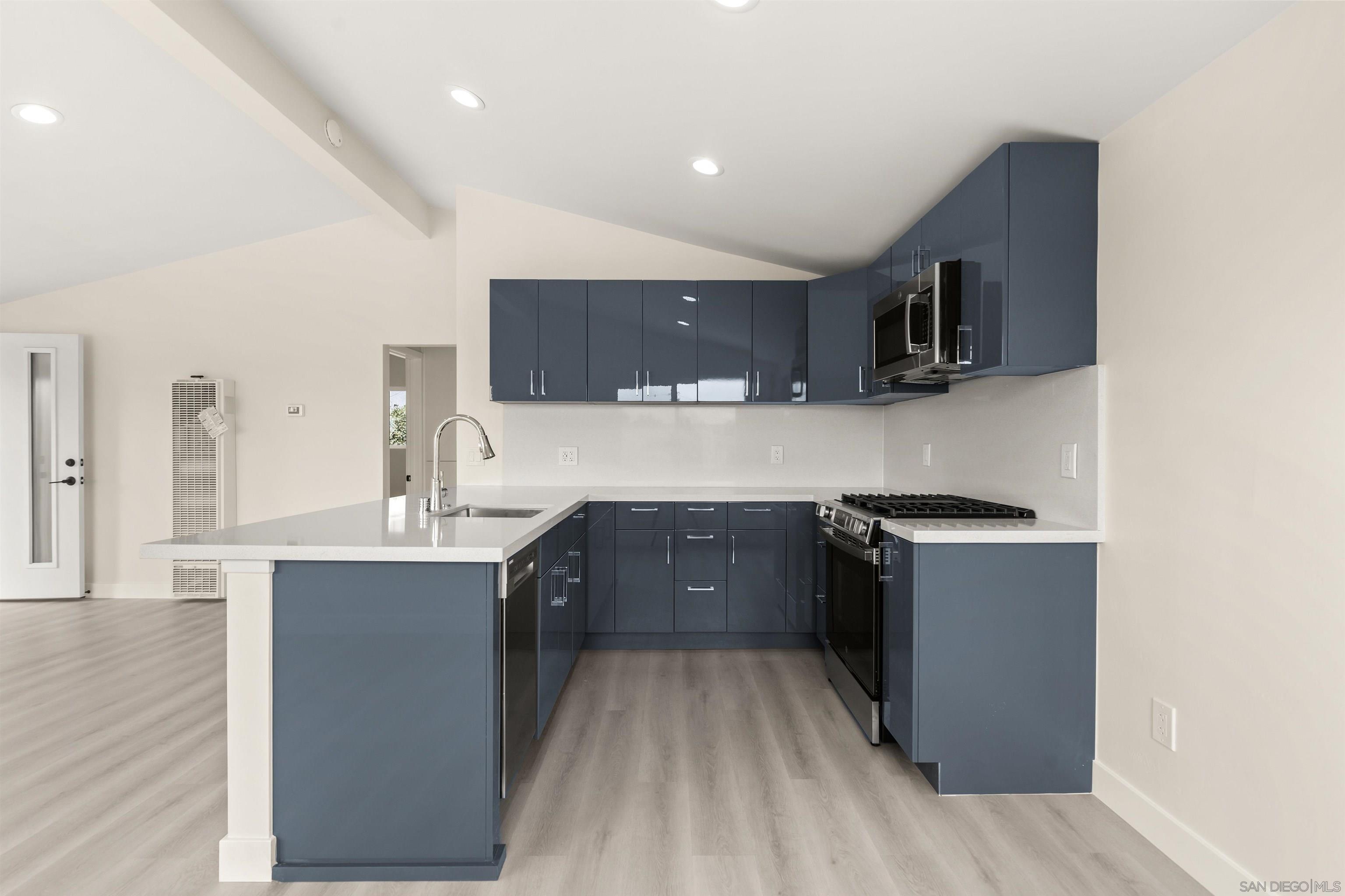 Detail Gallery Image 10 of 51 For 4804  Lamont St, San Diego,  CA 92109 - – Beds | – Baths