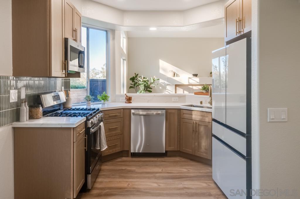 Detail Gallery Image 9 of 29 For 16150  Avenida Venusto  #1,  San Diego,  CA 92128 - 3 Beds | 3 Baths