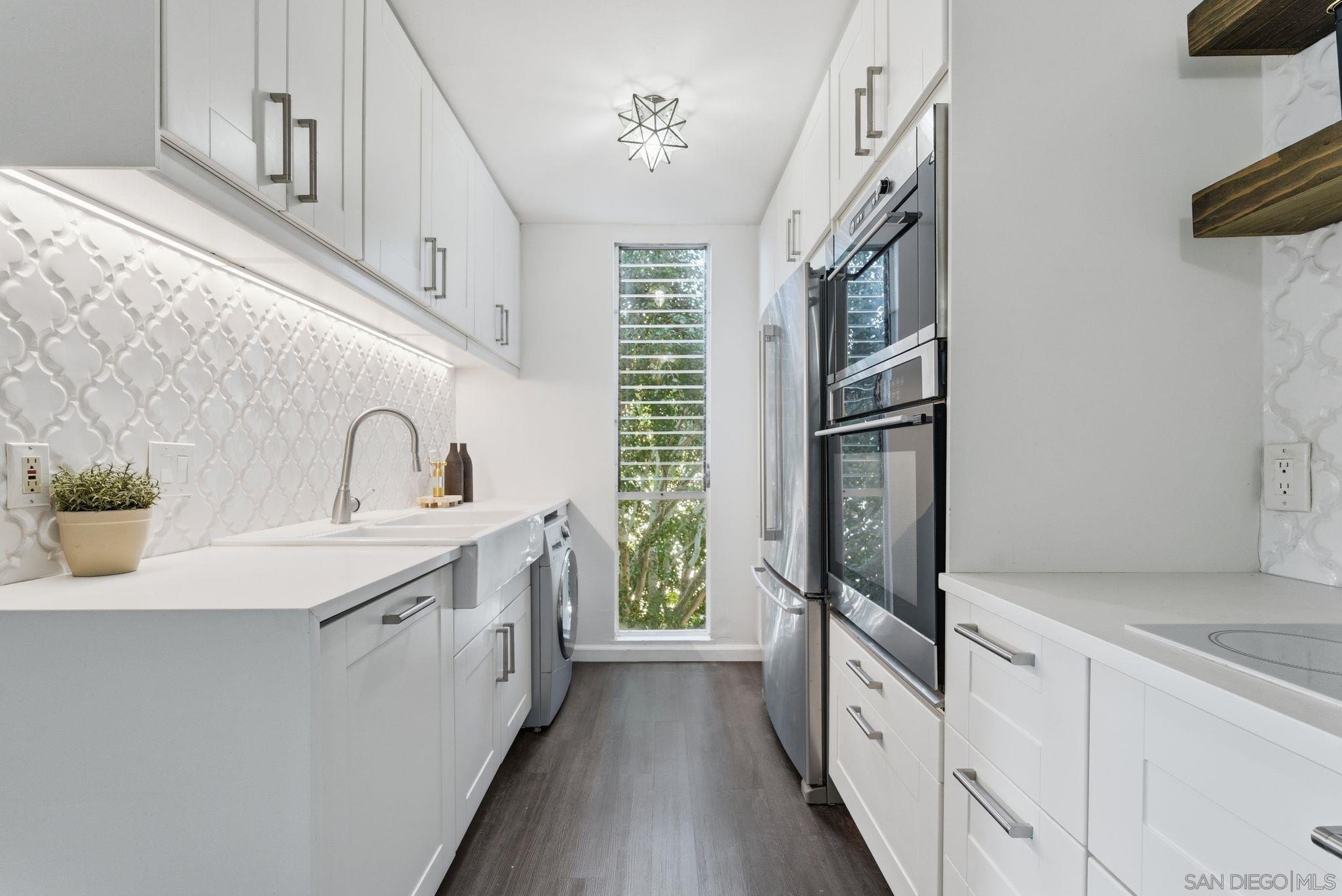 Detail Gallery Image 3 of 24 For 6455  La Jolla Blvd  #206,  La Jolla,  CA 92037 - 2 Beds | 2 Baths