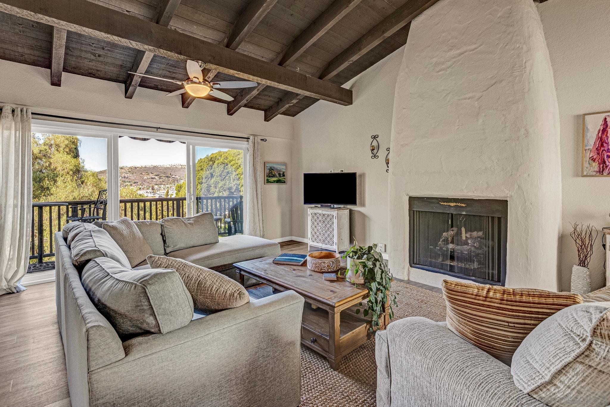 Detail Gallery Image 3 of 29 For 2045  Bolsa Chica Gln, Escondido,  CA 92026 - 3 Beds | 2 Baths