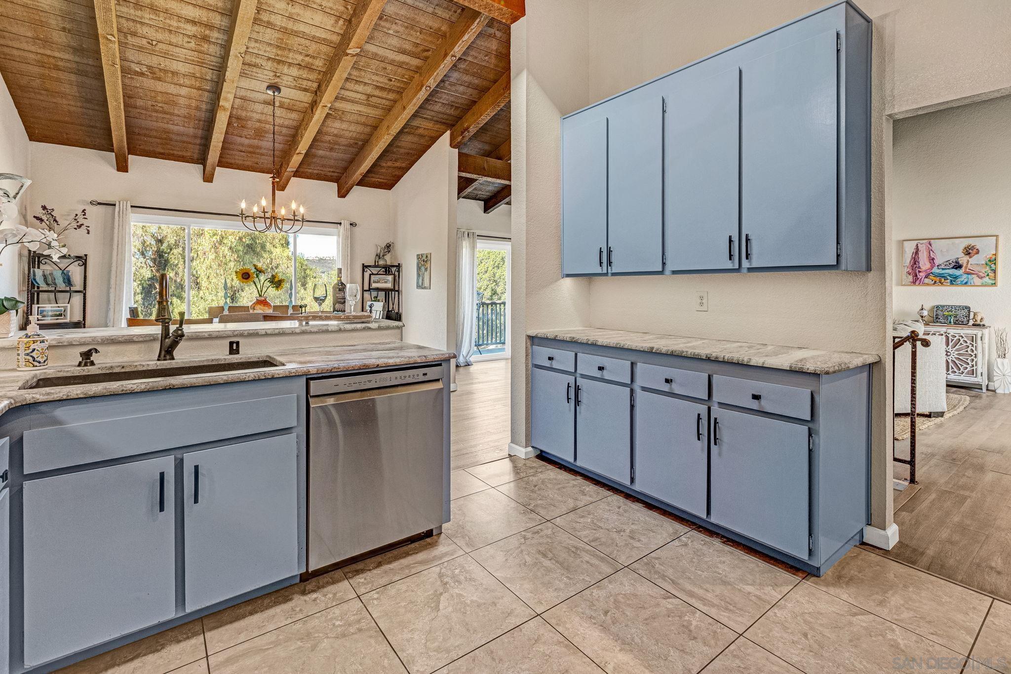 Detail Gallery Image 6 of 29 For 2045  Bolsa Chica Gln, Escondido,  CA 92026 - 3 Beds | 2 Baths