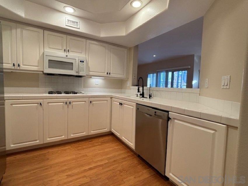 Detail Gallery Image 11 of 29 For 8641  via Mallorca  #UNIT D,  La Jolla,  CA 92037 - 2 Beds | 2 Baths