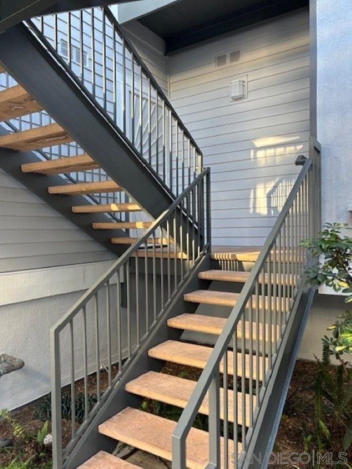 Detail Gallery Image 3 of 29 For 8641  via Mallorca  #UNIT D,  La Jolla,  CA 92037 - 2 Beds | 2 Baths