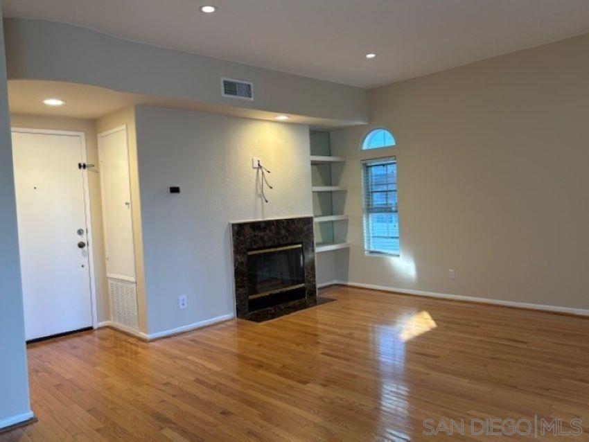 Detail Gallery Image 5 of 29 For 8641  via Mallorca  #UNIT D,  La Jolla,  CA 92037 - 2 Beds | 2 Baths