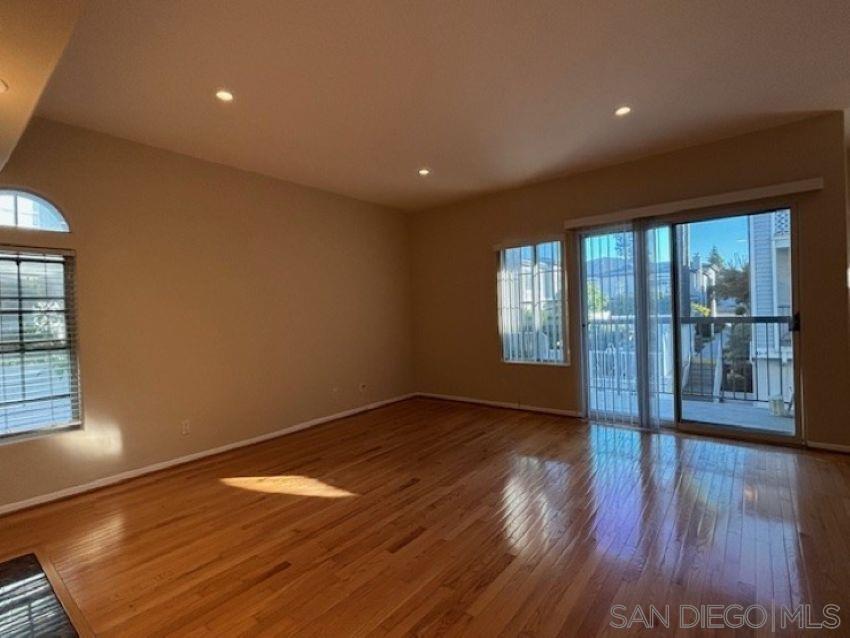 Detail Gallery Image 6 of 29 For 8641  via Mallorca  #UNIT D,  La Jolla,  CA 92037 - 2 Beds | 2 Baths