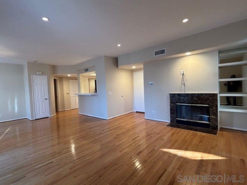 Detail Gallery Image 8 of 29 For 8641  via Mallorca  #UNIT D,  La Jolla,  CA 92037 - 2 Beds | 2 Baths