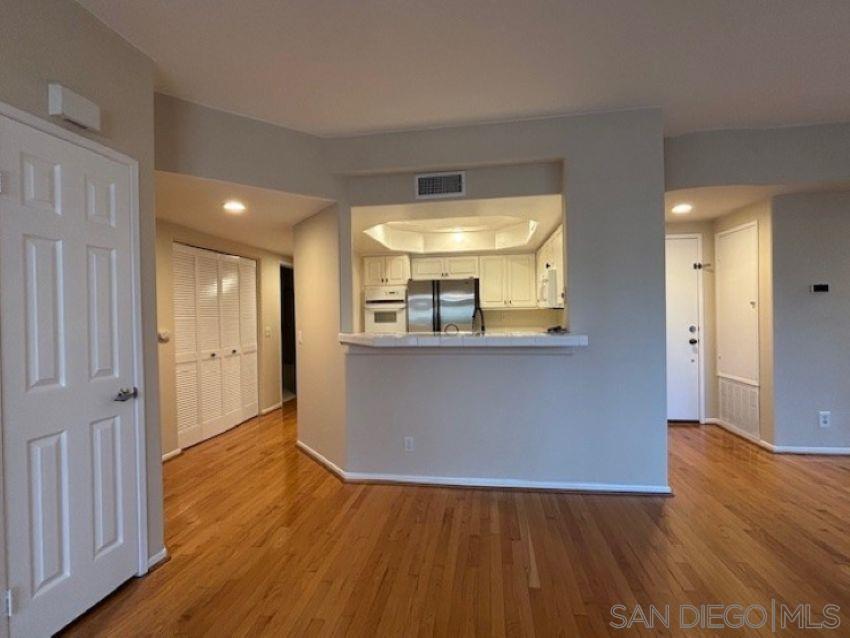 Detail Gallery Image 9 of 29 For 8641  via Mallorca  #UNIT D,  La Jolla,  CA 92037 - 2 Beds | 2 Baths