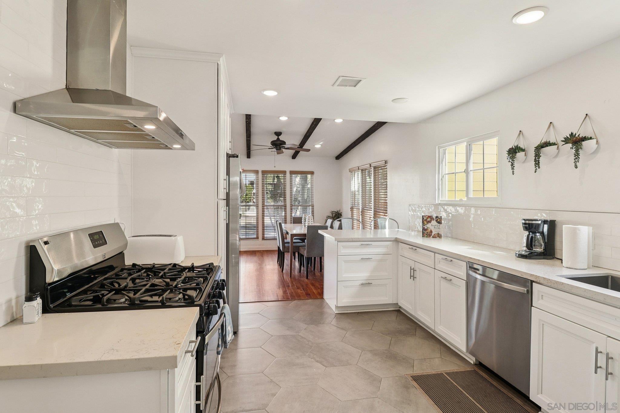 Detail Gallery Image 5 of 53 For 4851  Narragansett Ave, San Diego,  CA 92107 - – Beds | – Baths