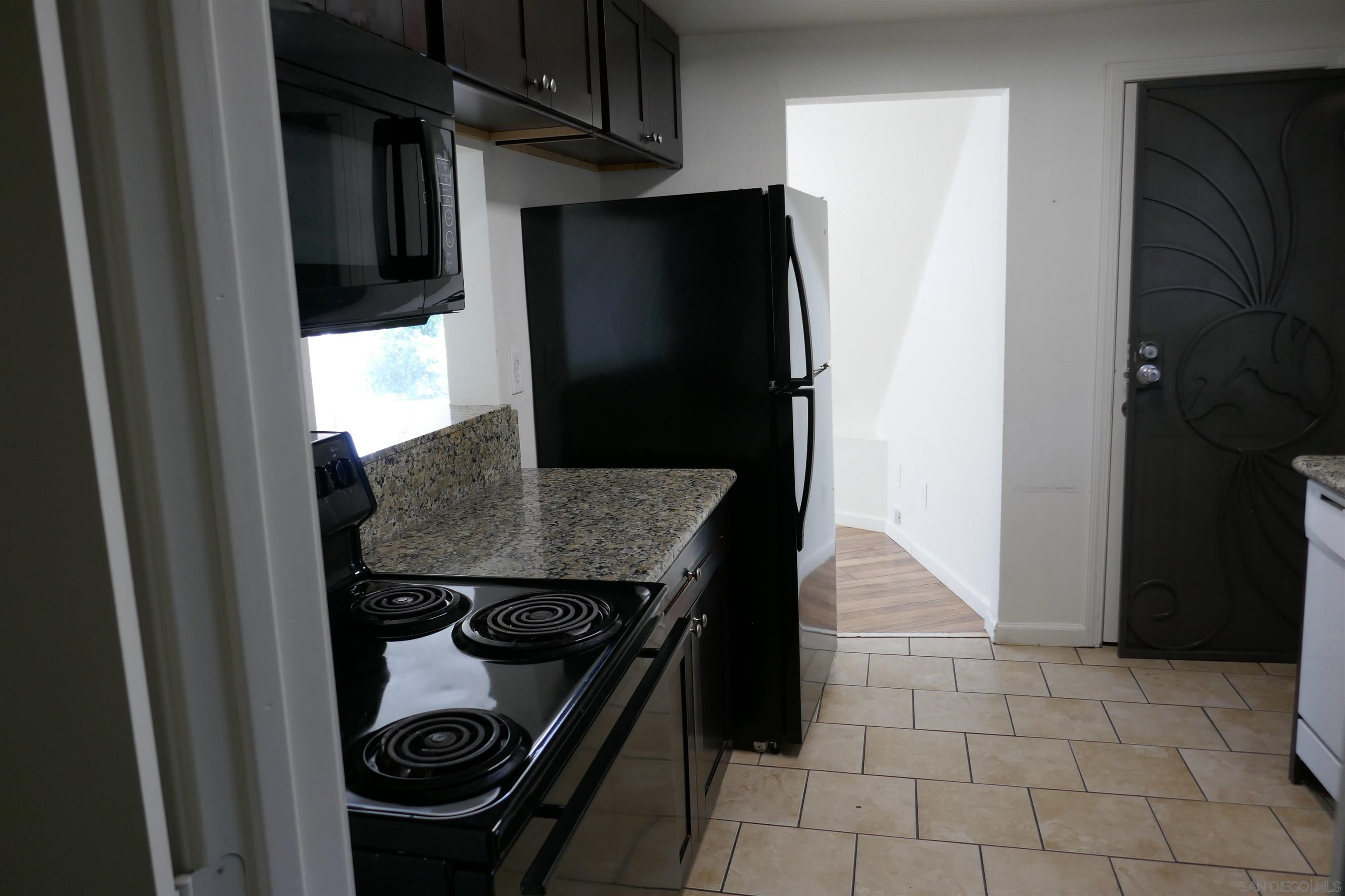 Detail Gallery Image 4 of 14 For 1015  Oro, El Cajon,  CA 92021 - 3 Beds | 2 Baths