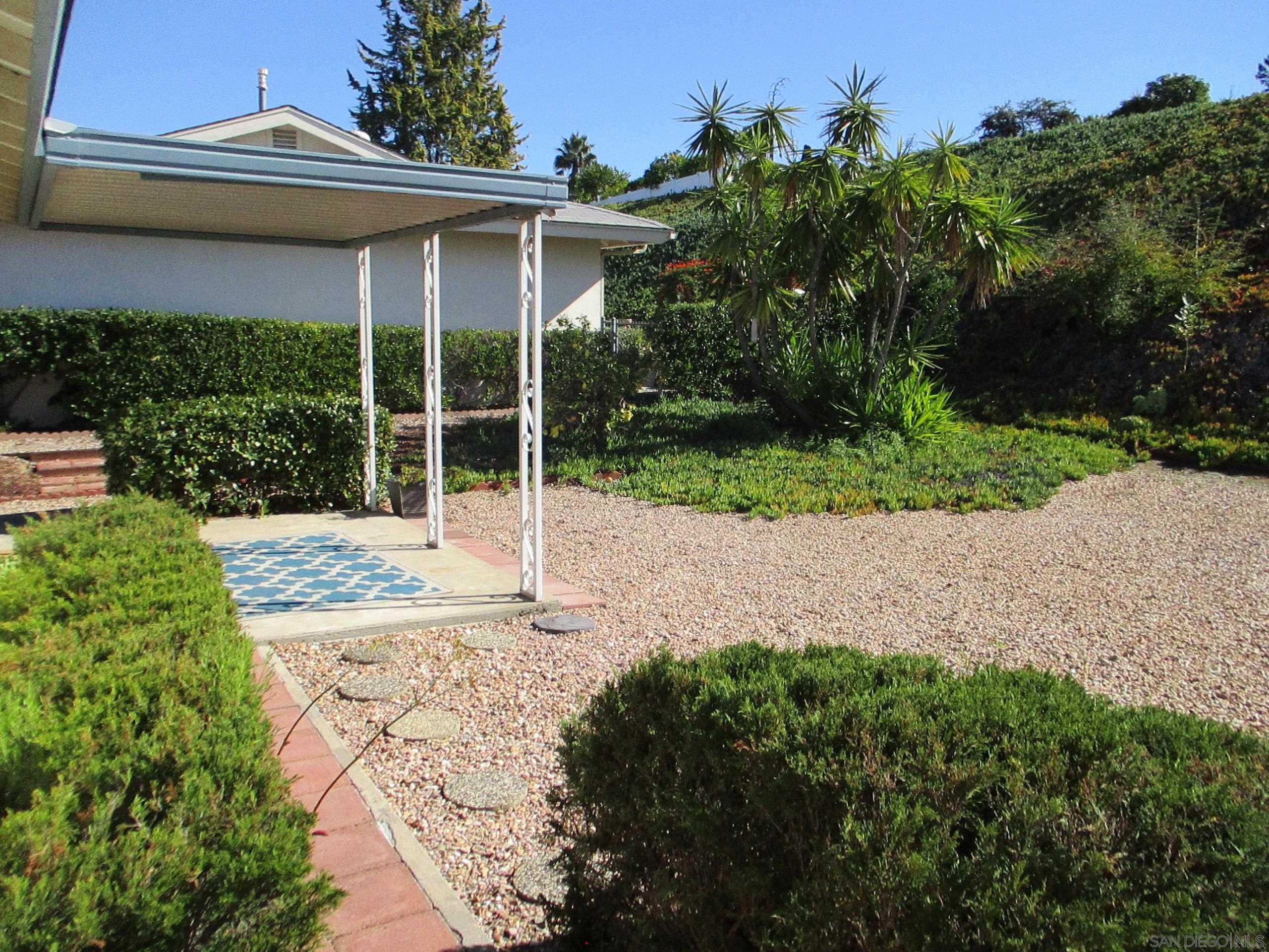 Detail Gallery Image 2 of 14 For 12445  Pipo, San Diego,  CA 92128 - 2 Beds | 2 Baths