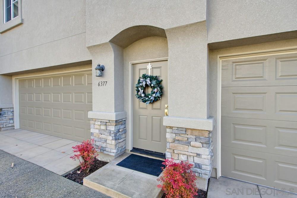 Detail Gallery Image 2 of 28 For 6377  Alexandri Cir, Carlsbad,  CA 92011 - 2 Beds | 2 Baths