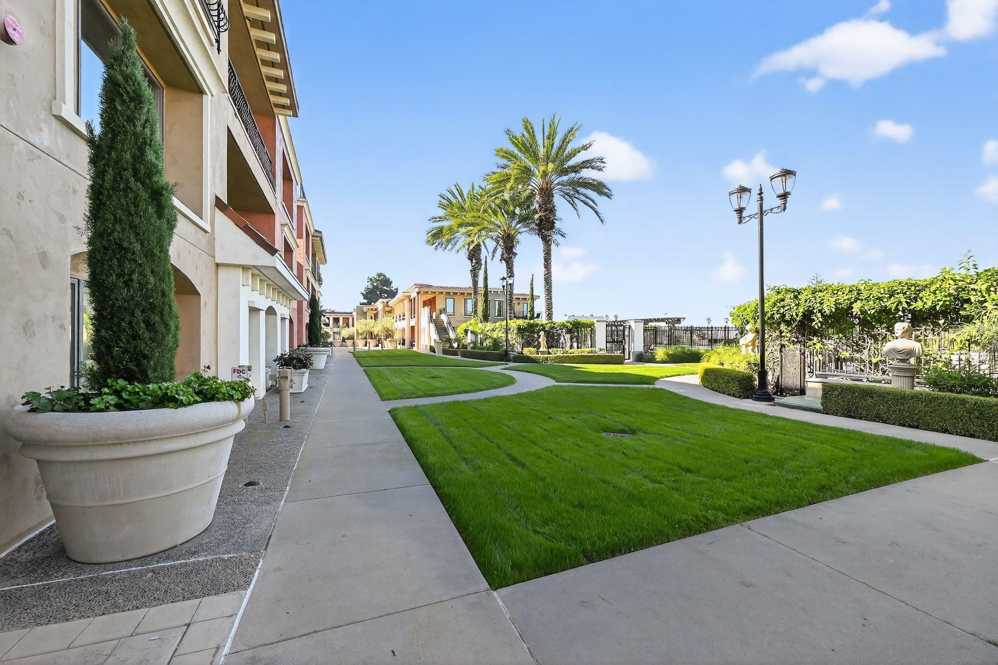 Detail Gallery Image 2 of 20 For 1040  Genter St  203, La Jolla,  CA 92037 - 3 Beds | 3/1 Baths