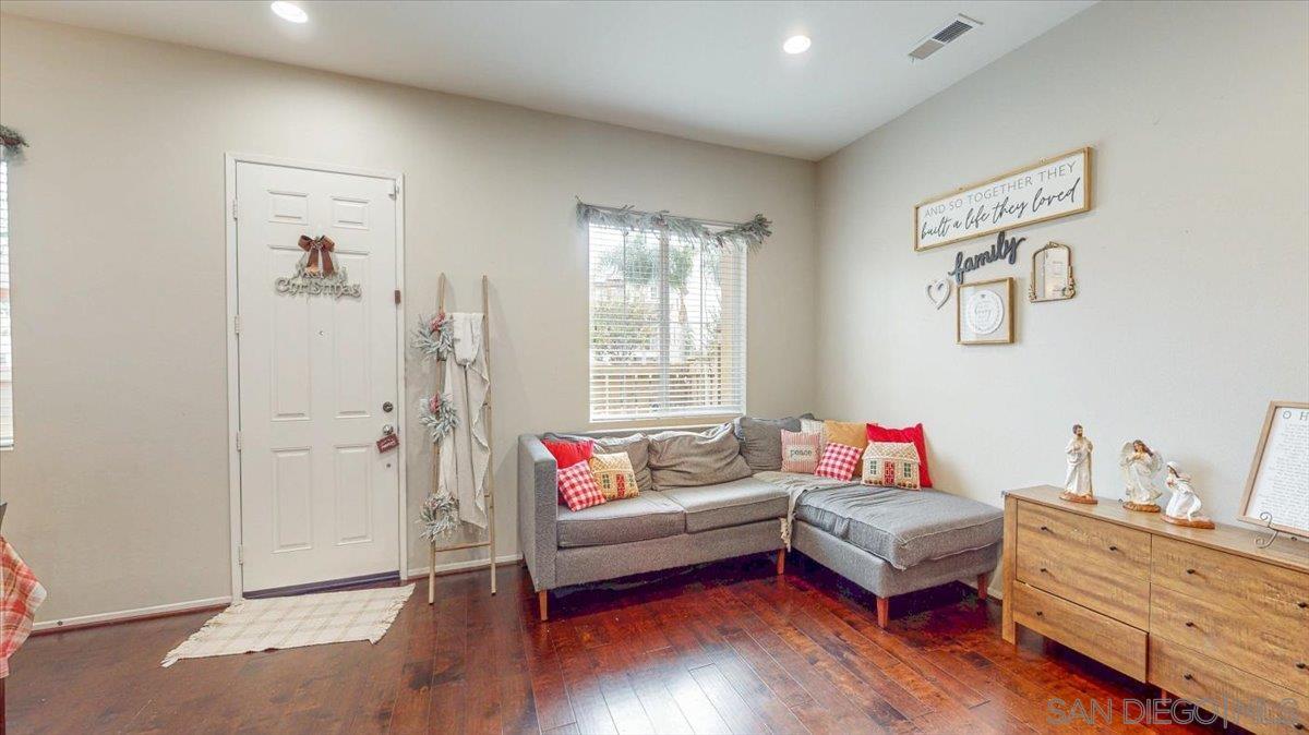 Detail Gallery Image 4 of 14 For 1518  Caminito Soria  #2,  Chula Vista,  CA 91913 - 4 Beds | 2/1 Baths