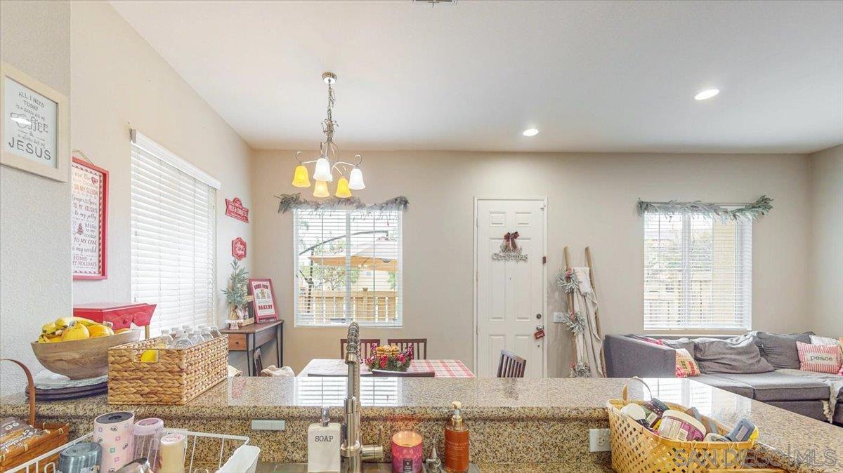 Detail Gallery Image 7 of 14 For 1518  Caminito Soria  #2,  Chula Vista,  CA 91913 - 4 Beds | 2/1 Baths