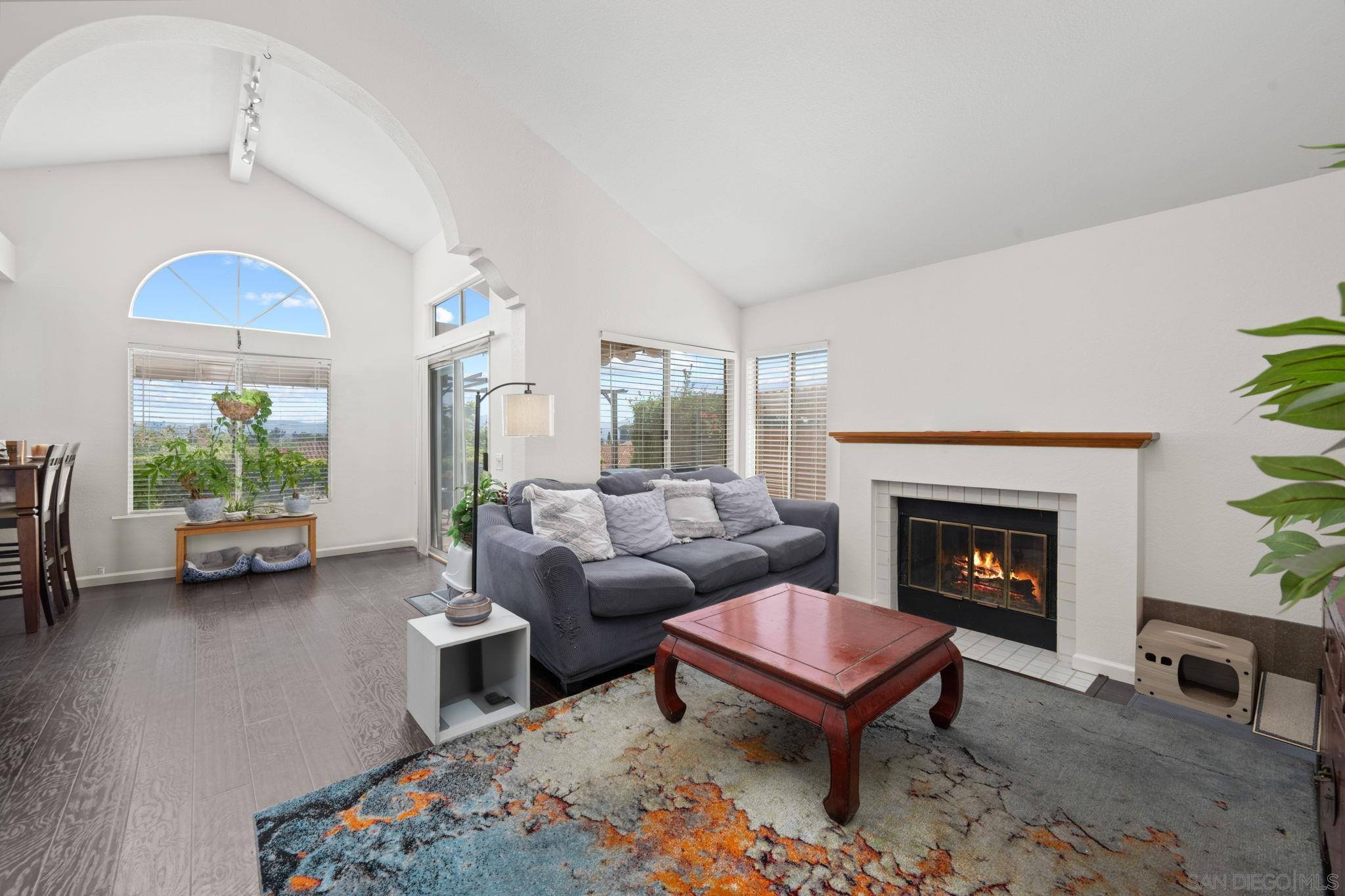 Detail Gallery Image 8 of 23 For 1709  Doral Gln, Escondido,  CA 92026 - 3 Beds | 2 Baths