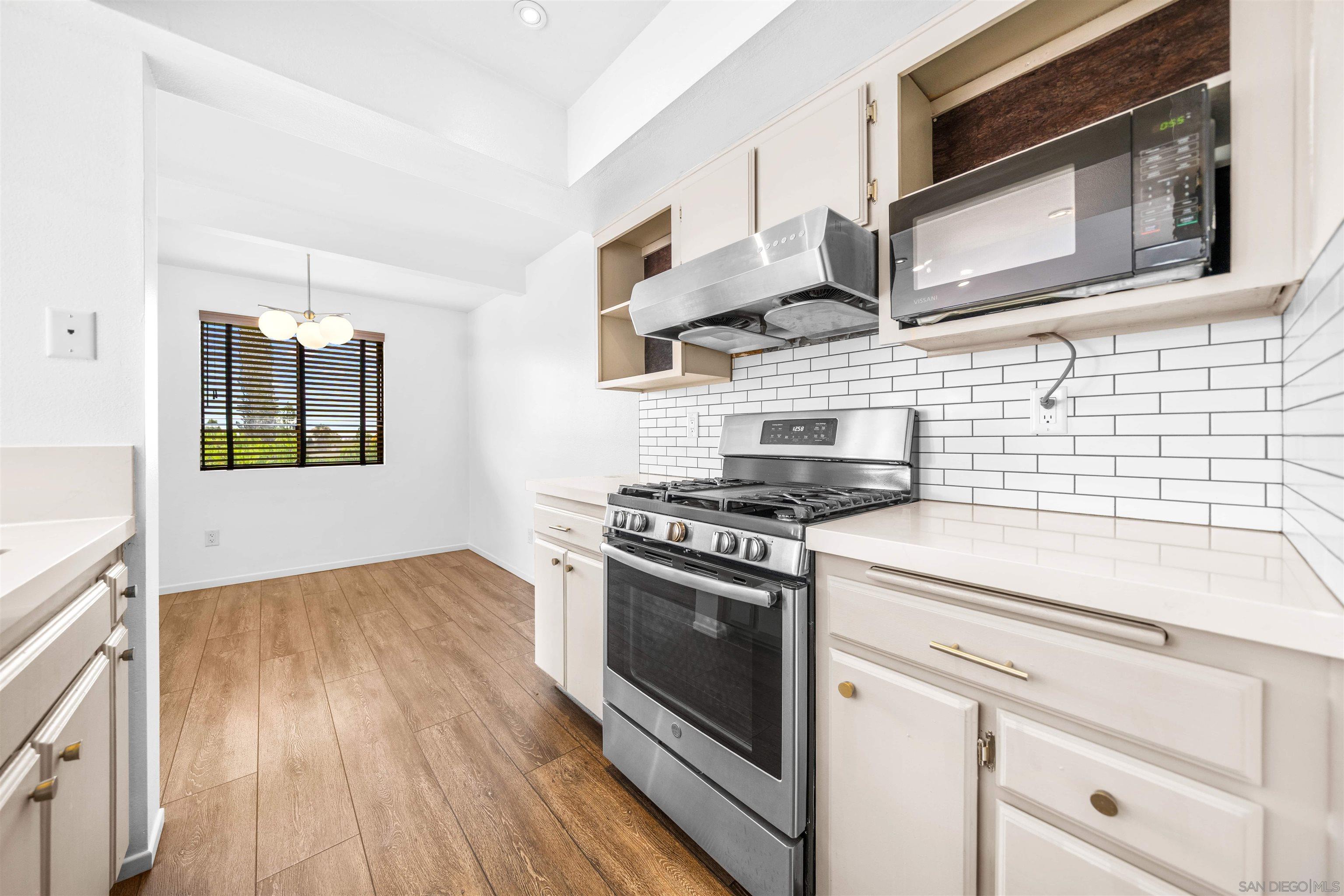 Detail Gallery Image 11 of 40 For 9302  Twin Trails Dr  #204,  San Diego,  CA 92129 - 3 Beds | 2 Baths