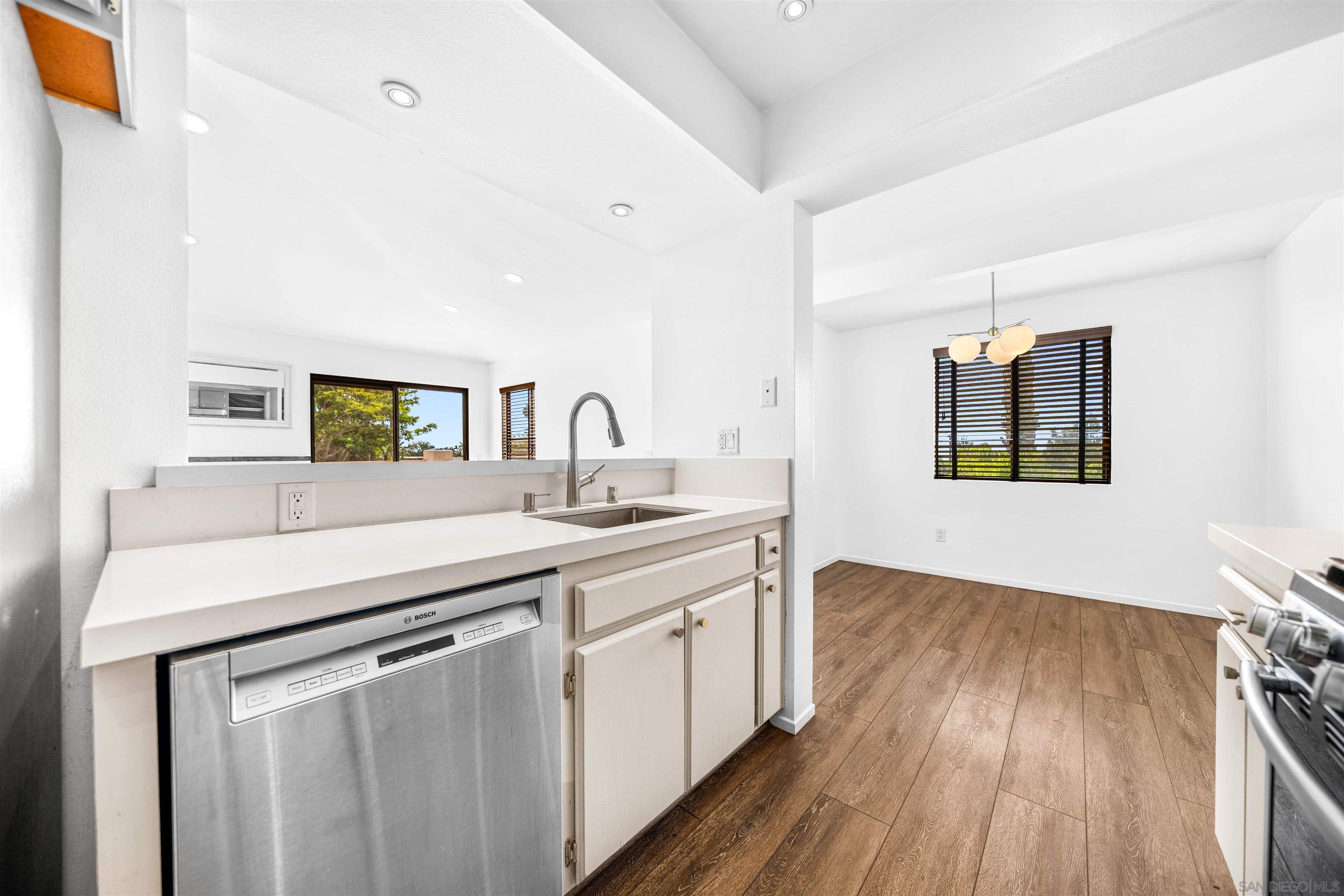 Detail Gallery Image 12 of 40 For 9302  Twin Trails Dr  #204,  San Diego,  CA 92129 - 3 Beds | 2 Baths