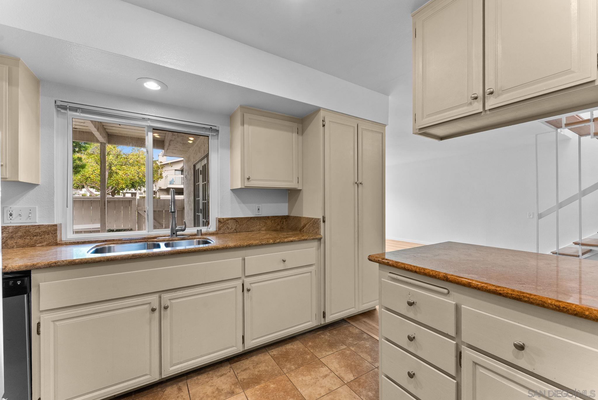 Detail Gallery Image 7 of 32 For 3941  Camino Lindo, San Diego,  CA 92122 - 3 Beds | 2/1 Baths
