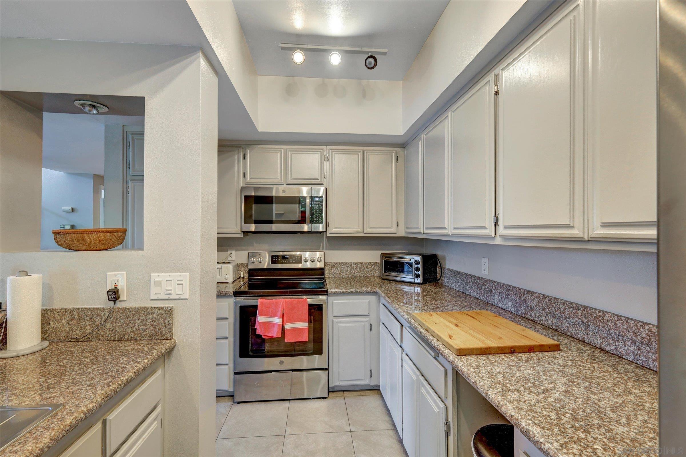 Detail Gallery Image 4 of 29 For 4018  Nobel Dr  #301,  San Diego,  CA 92122 - 3 Beds | 2 Baths