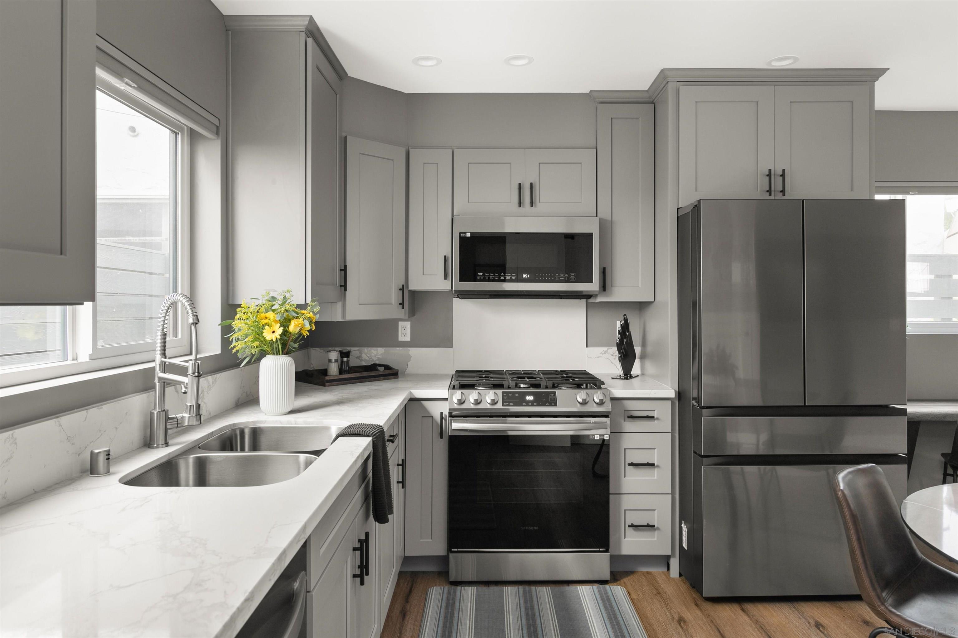 Detail Gallery Image 3 of 33 For 1020  Beryl Street, San Diego,  CA 92109 - 2 Beds | 1/1 Baths