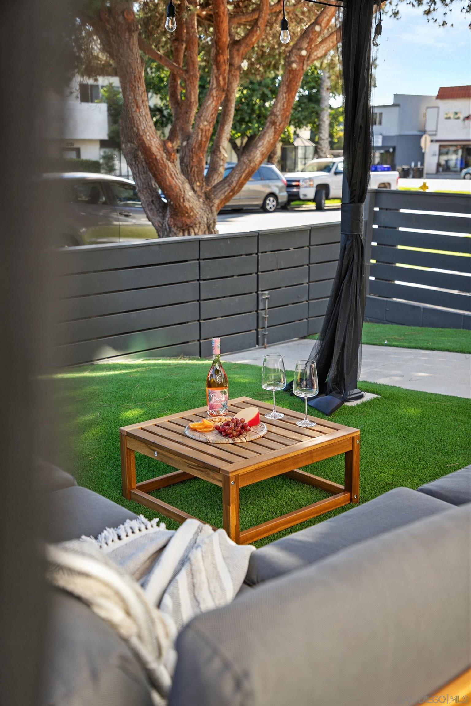 Detail Gallery Image 6 of 33 For 1020  Beryl Street, San Diego,  CA 92109 - 2 Beds | 1/1 Baths