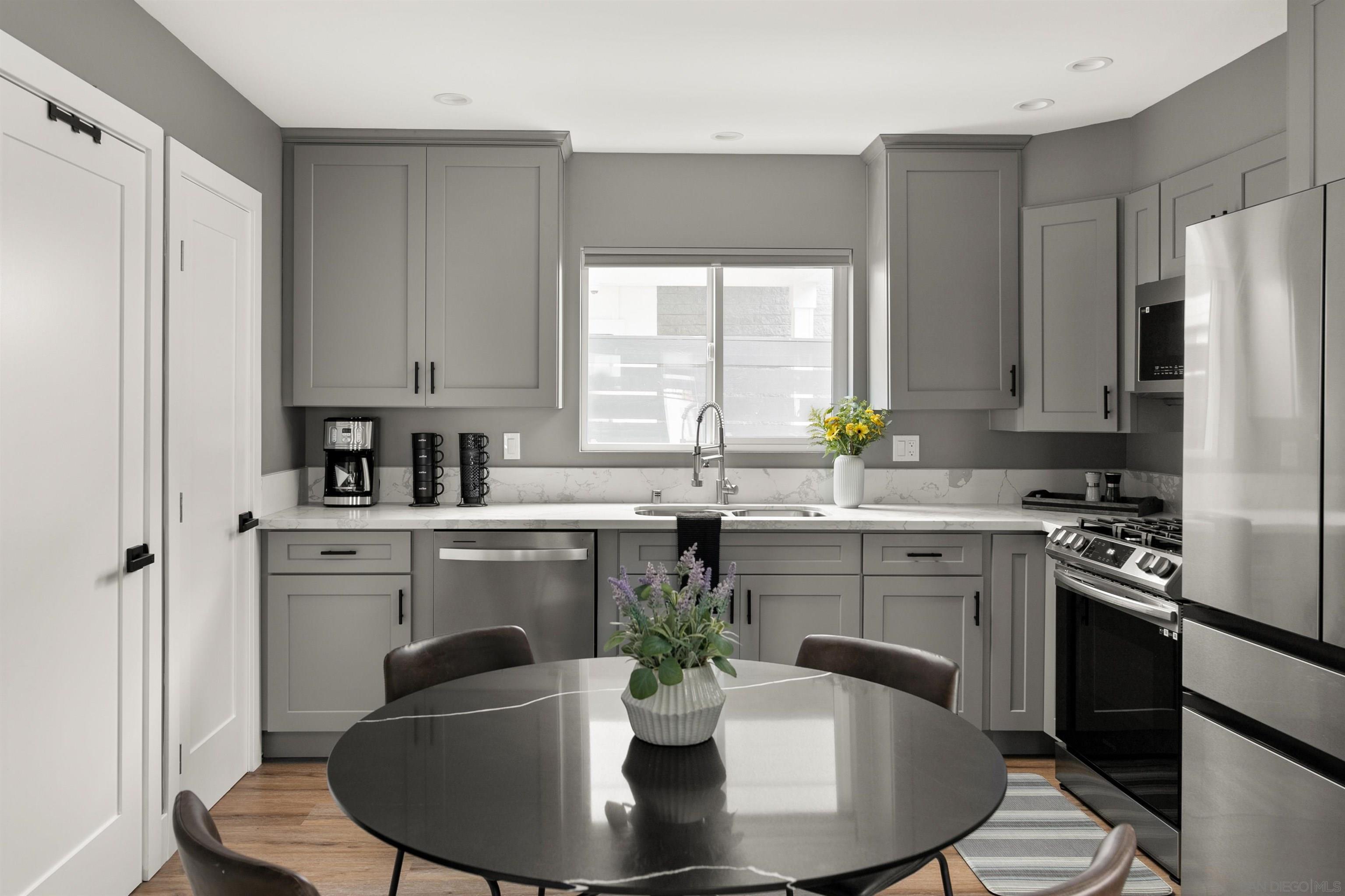 Detail Gallery Image 8 of 33 For 1020  Beryl Street, San Diego,  CA 92109 - 2 Beds | 1/1 Baths