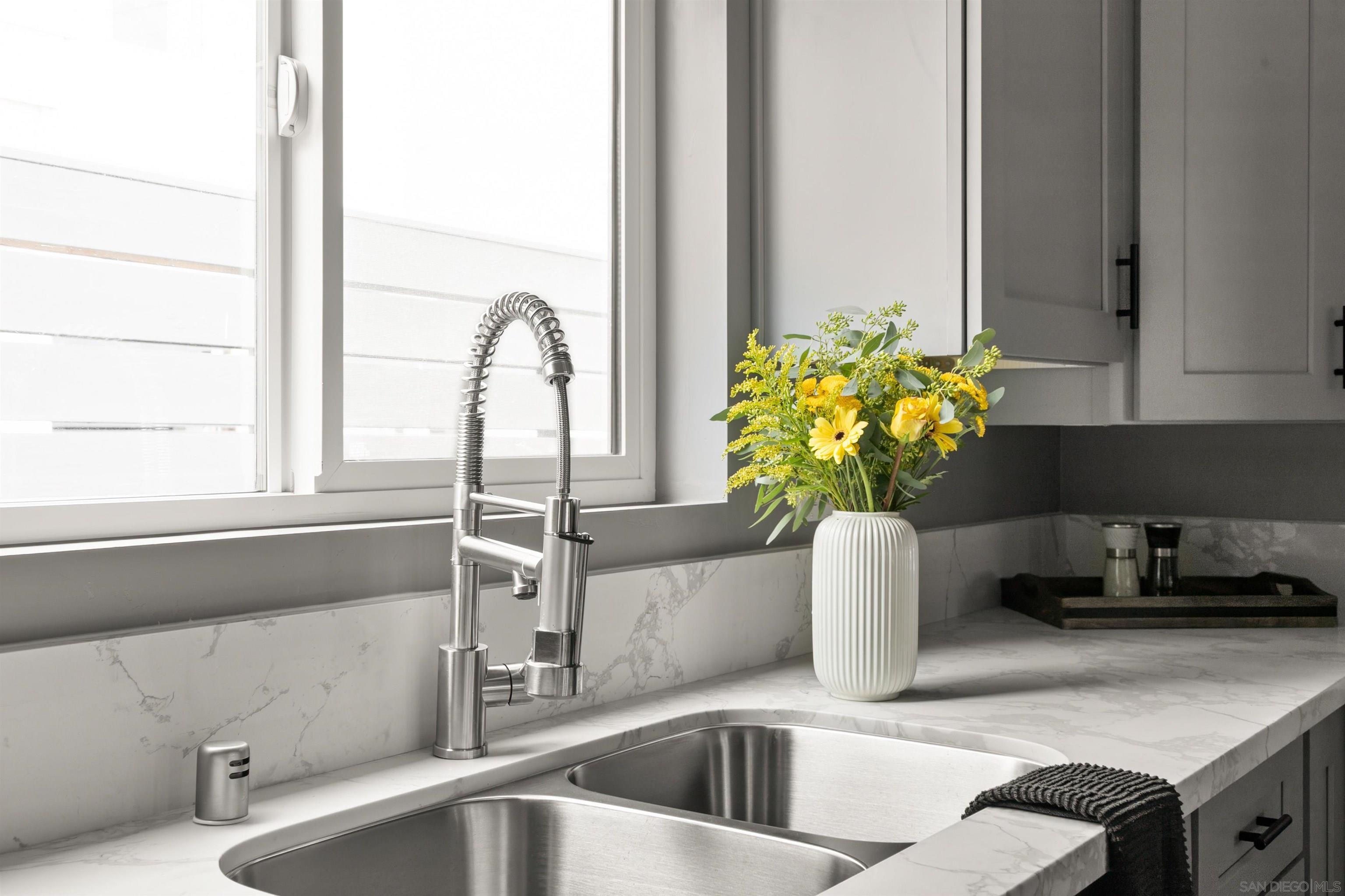 Detail Gallery Image 9 of 33 For 1020  Beryl Street, San Diego,  CA 92109 - 2 Beds | 1/1 Baths