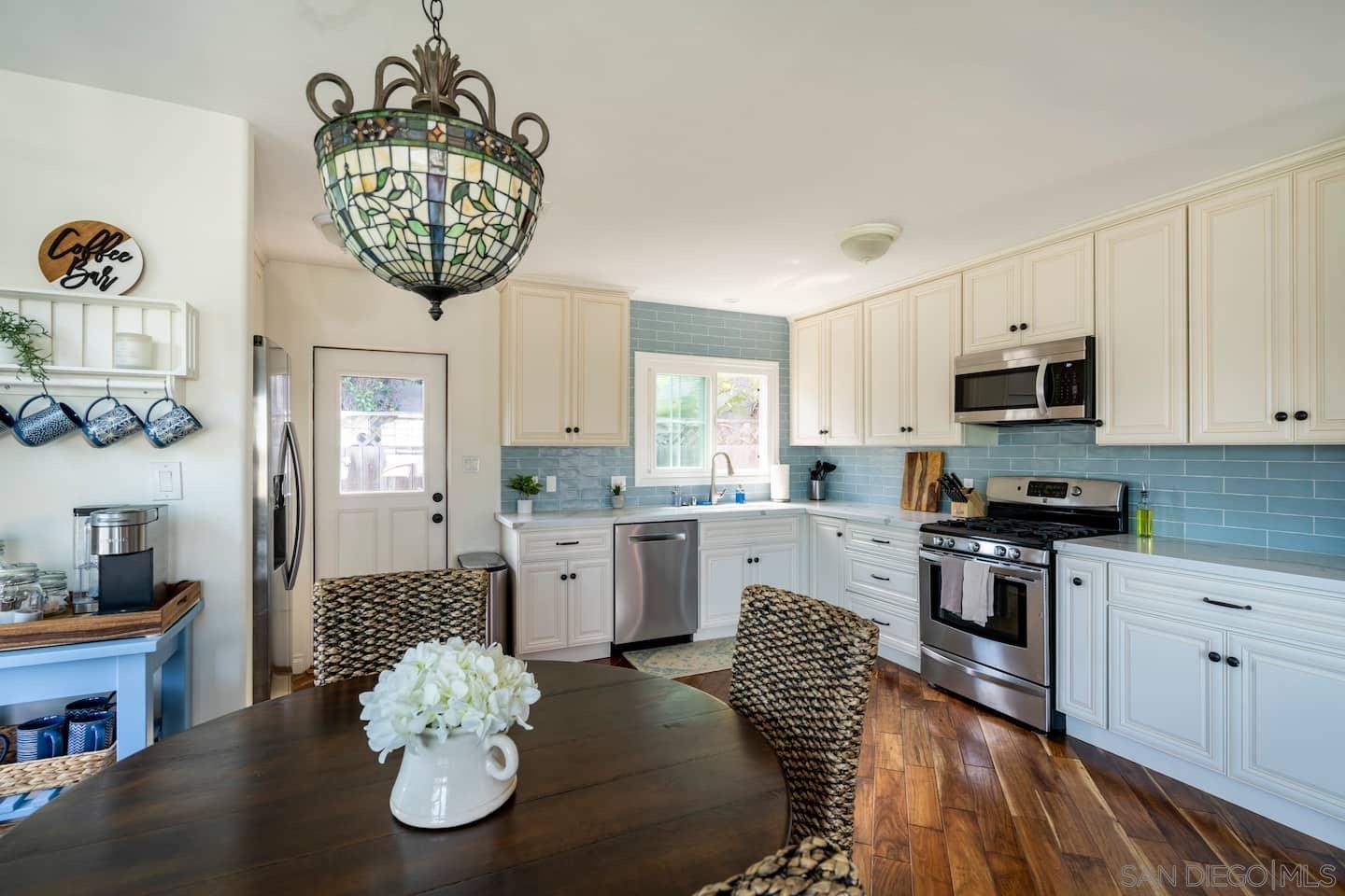 Detail Gallery Image 5 of 19 For 3466  Wisteria Dr, San Diego,  CA 92106 - 2 Beds | 1 Baths