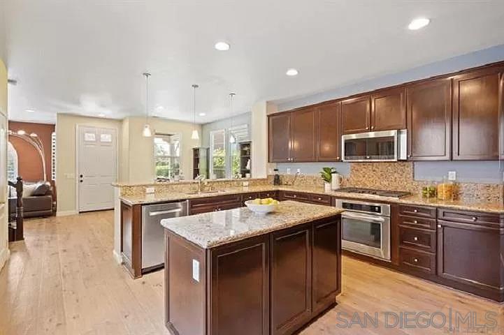 Detail Gallery Image 8 of 27 For 15474  Bristol Ridge Ter, San Diego,  CA 92127 - 3 Beds | 2/1 Baths