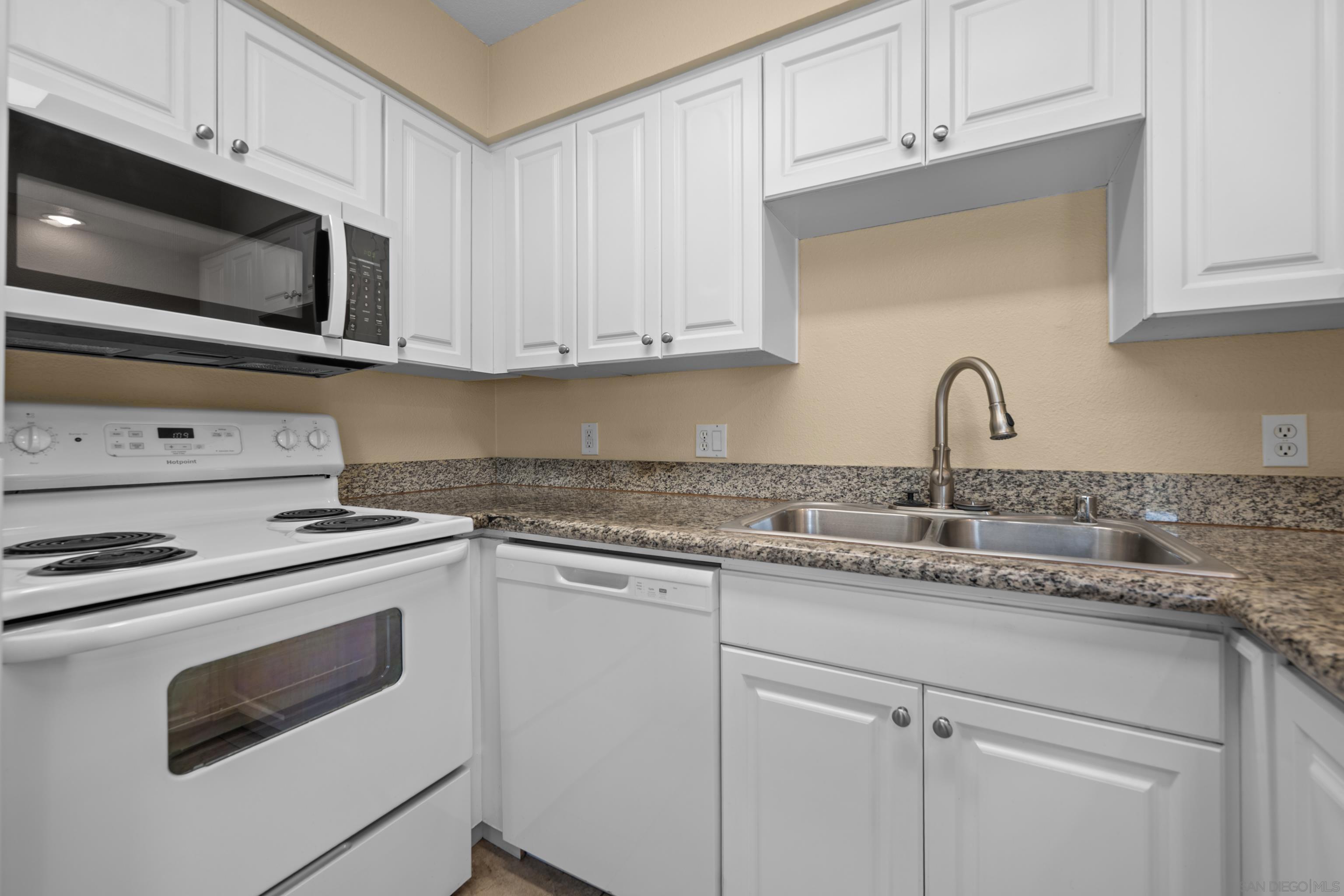 Detail Gallery Image 8 of 28 For 6911  Alvarado Rd  #20,  San Diego,  CA 92120 - 3 Beds | 2 Baths