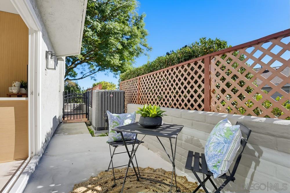 Detail Gallery Image 12 of 44 For 2003  Caminito Circulo Norte, La Jolla,  CA 92037 - 3 Beds | 2/1 Baths