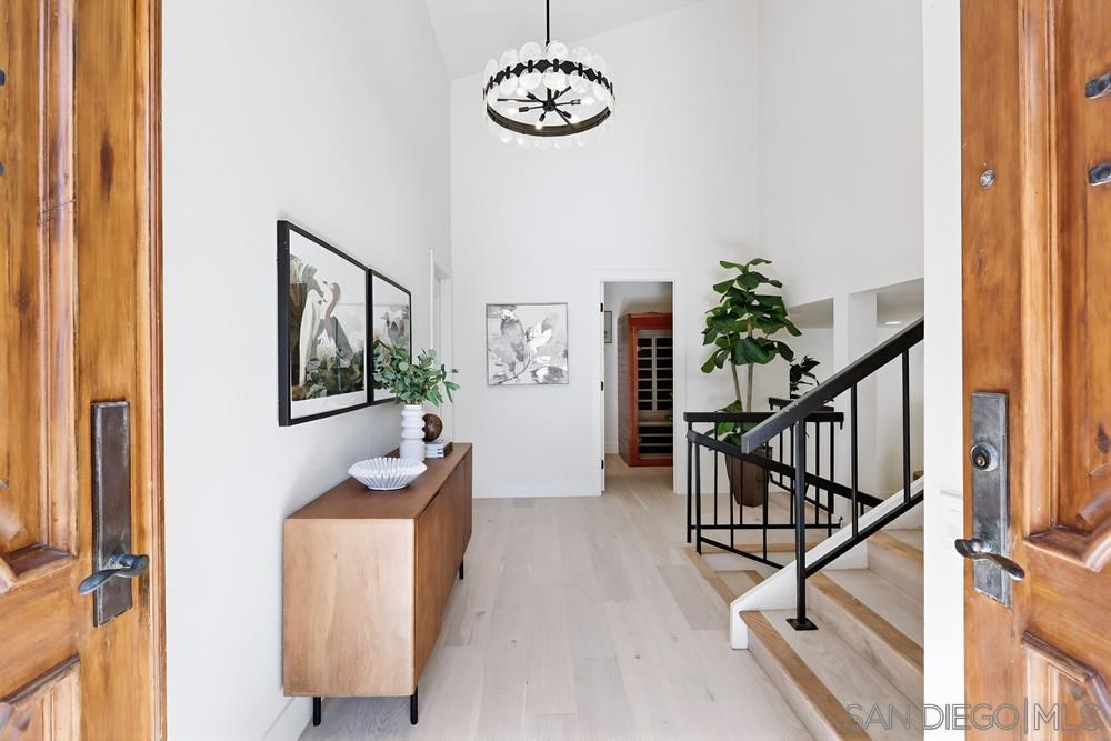 Detail Gallery Image 3 of 44 For 2003  Caminito Circulo Norte, La Jolla,  CA 92037 - 3 Beds | 2/1 Baths