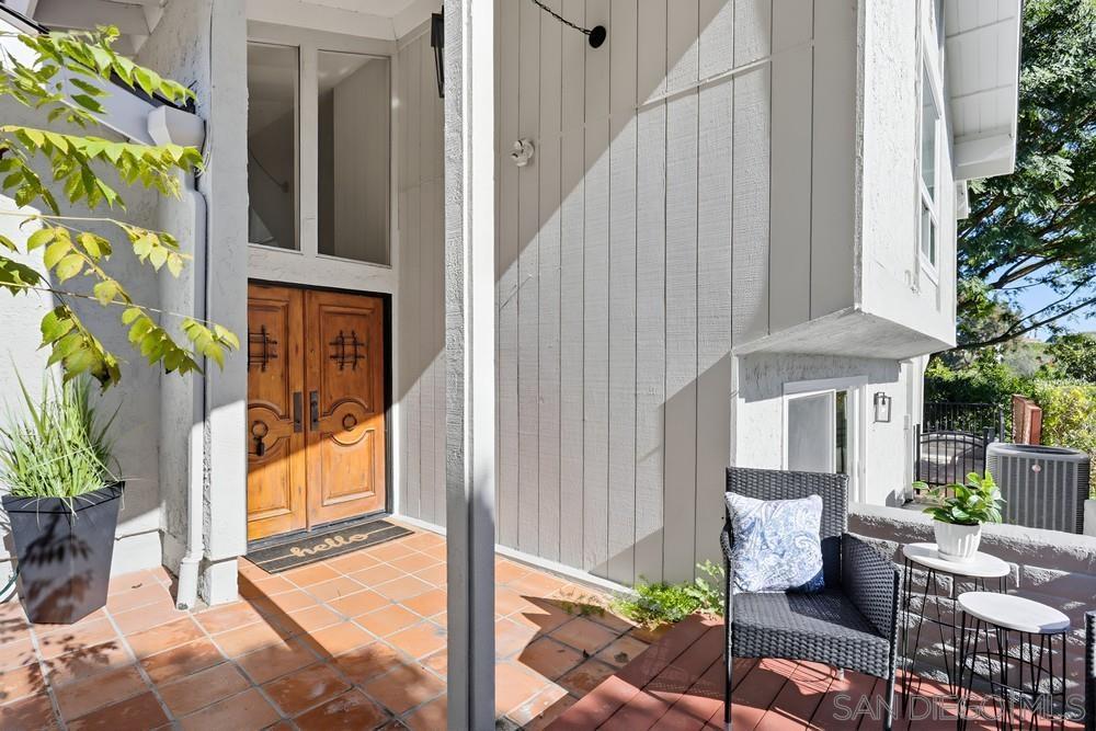 Detail Gallery Image 3 of 44 For 2003  Caminito Circulo Norte, La Jolla,  CA 92037 - 3 Beds | 2/1 Baths