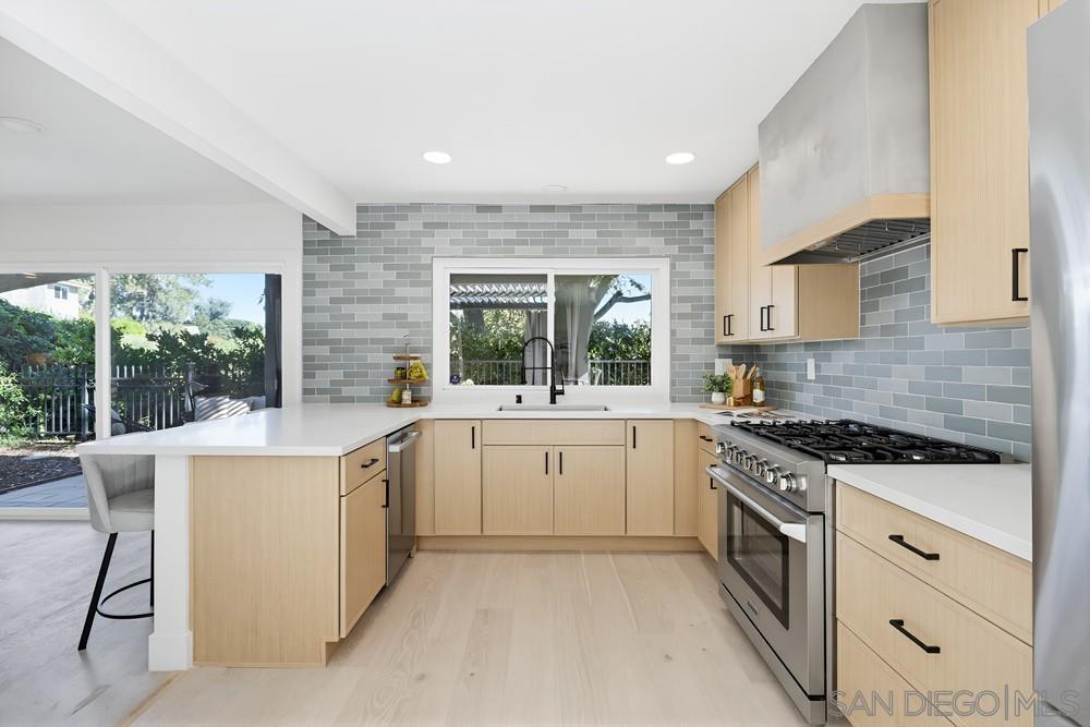 Detail Gallery Image 8 of 44 For 2003  Caminito Circulo Norte, La Jolla,  CA 92037 - 3 Beds | 2/1 Baths