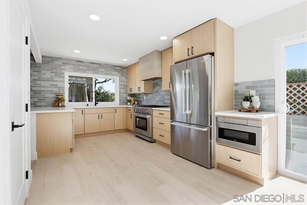 Detail Gallery Image 10 of 44 For 2003  Caminito Circulo Norte, La Jolla,  CA 92037 - 3 Beds | 2/1 Baths