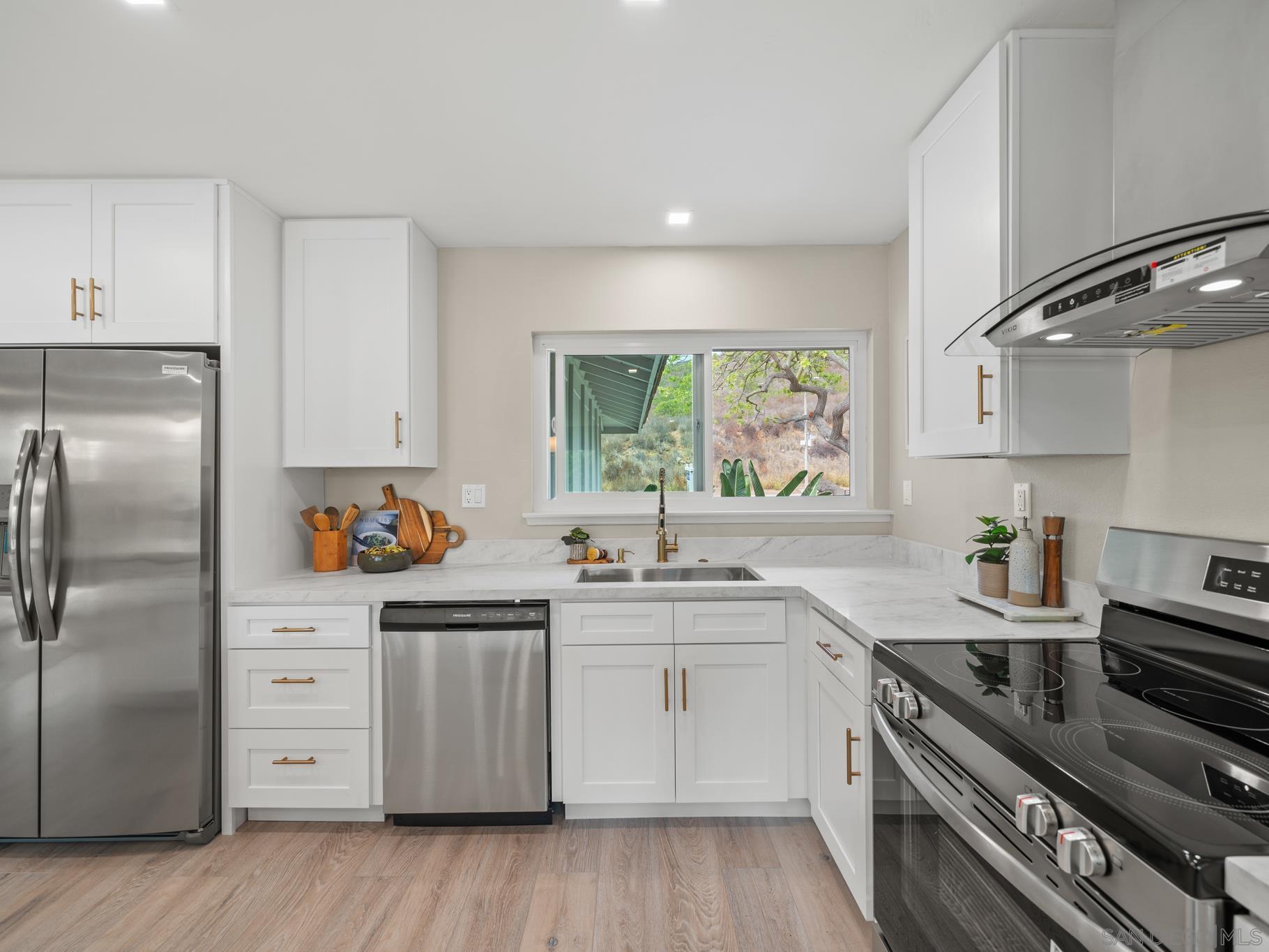 Detail Gallery Image 9 of 24 For 14793  Penasquitos Dr, San Diego,  CA 92129 - 3 Beds | 2 Baths