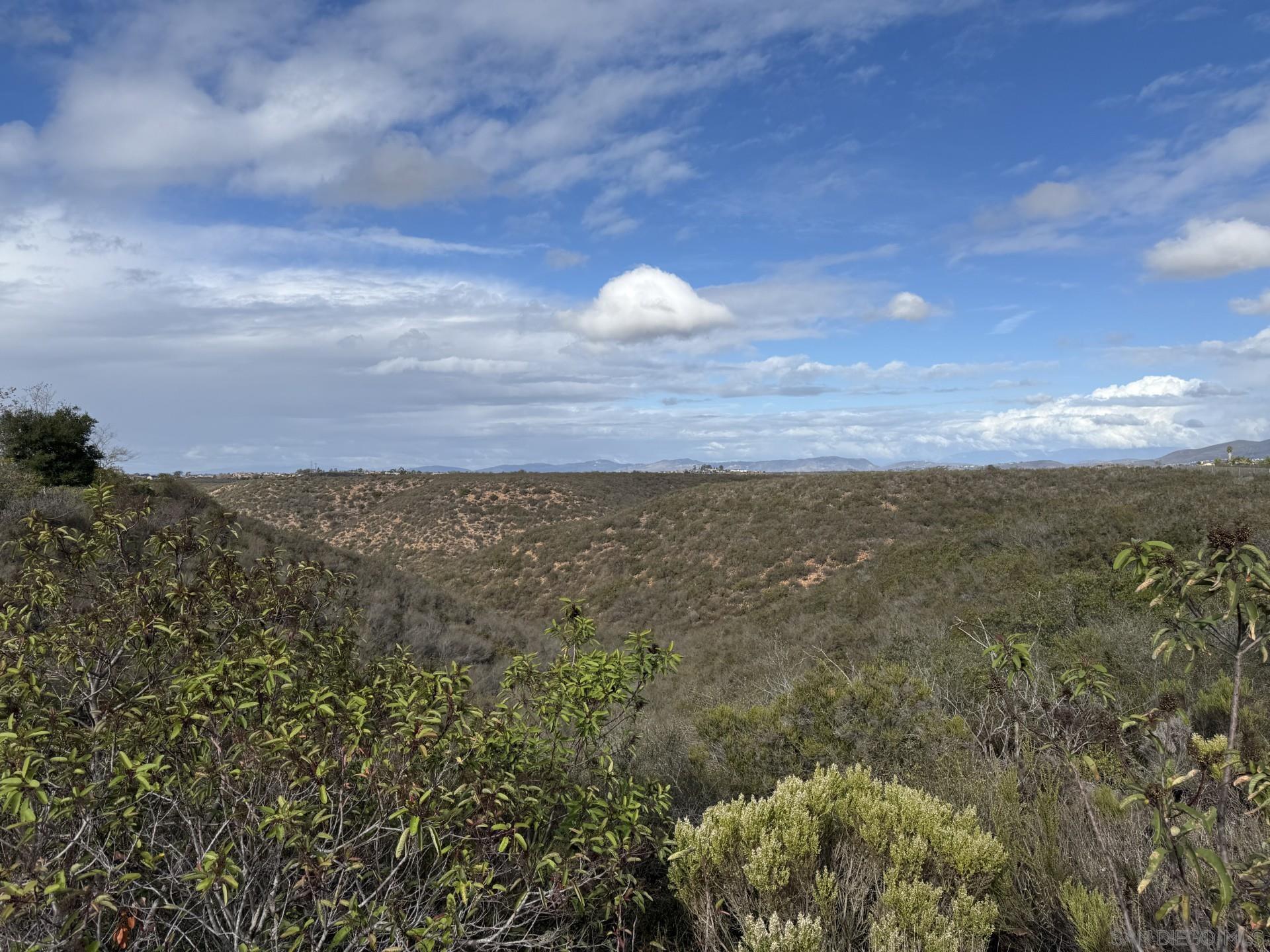 Detail Gallery Image 3 of 11 For 11130  Taloncrest Way  13, San Diego,  CA 92126 - 3 Beds | 2 Baths