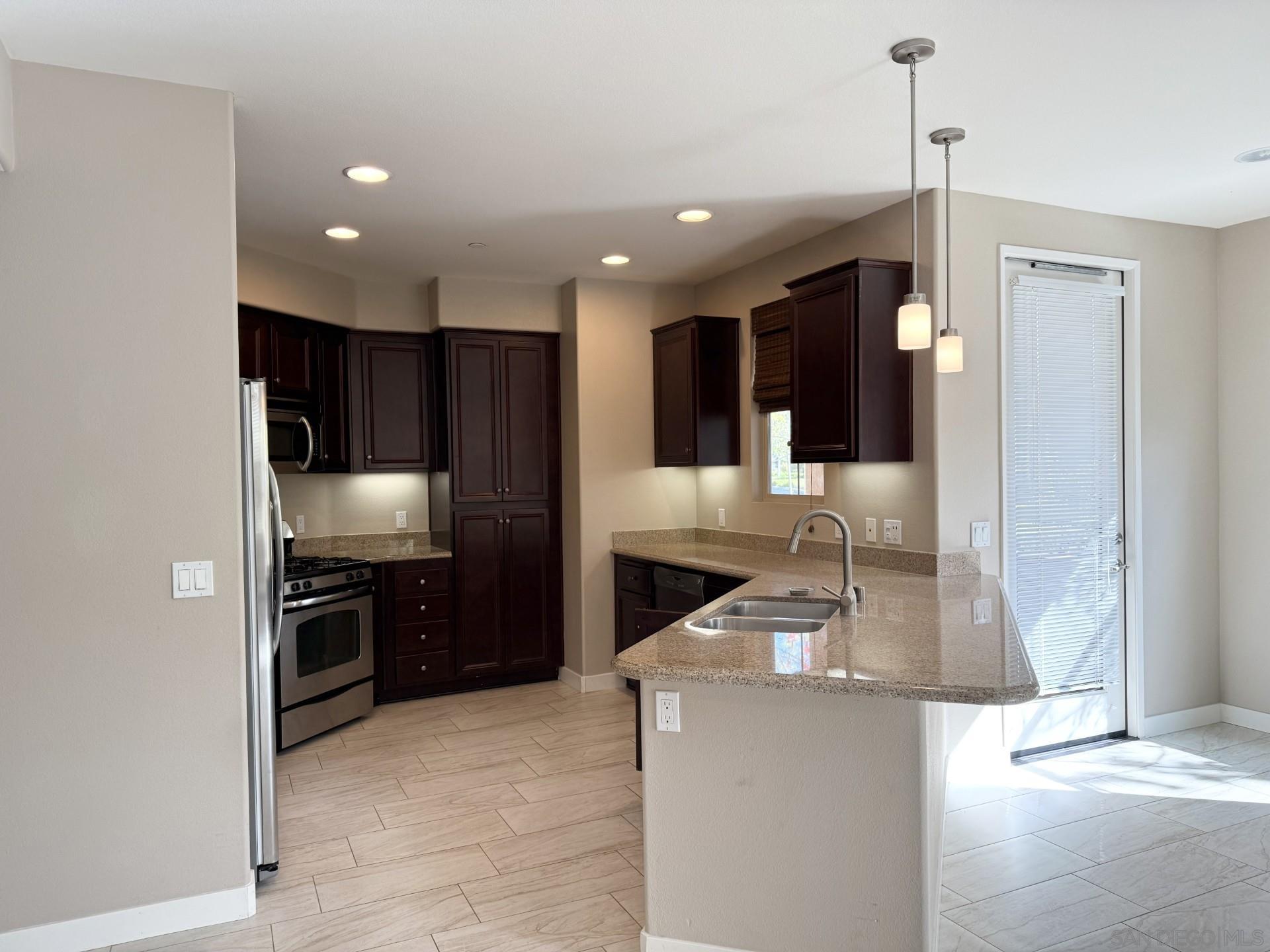 Detail Gallery Image 4 of 11 For 11130  Taloncrest Way  13, San Diego,  CA 92126 - 3 Beds | 2 Baths