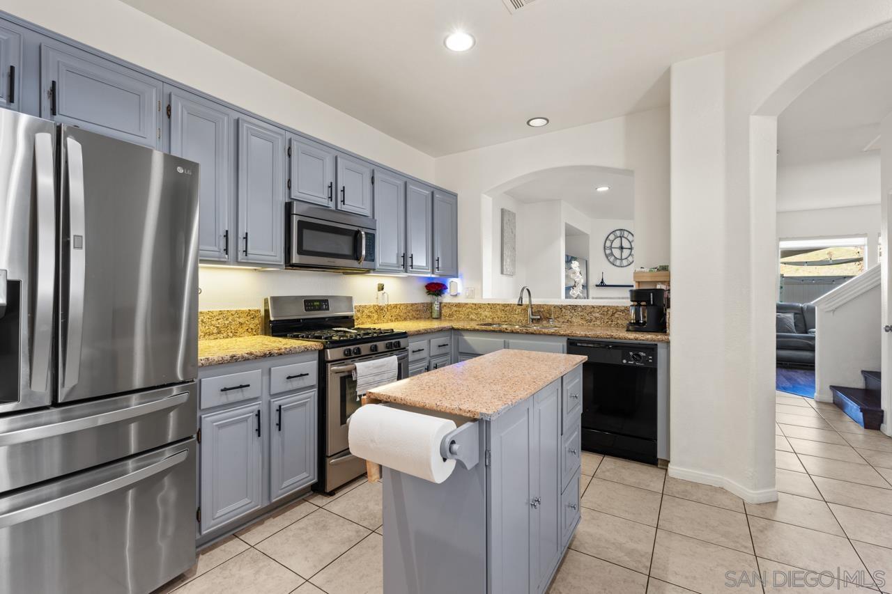 Detail Gallery Image 8 of 52 For 6373  Avenida De Las Vistas  #3,  San Diego,  CA 92154 - 3 Beds | 2/1 Baths