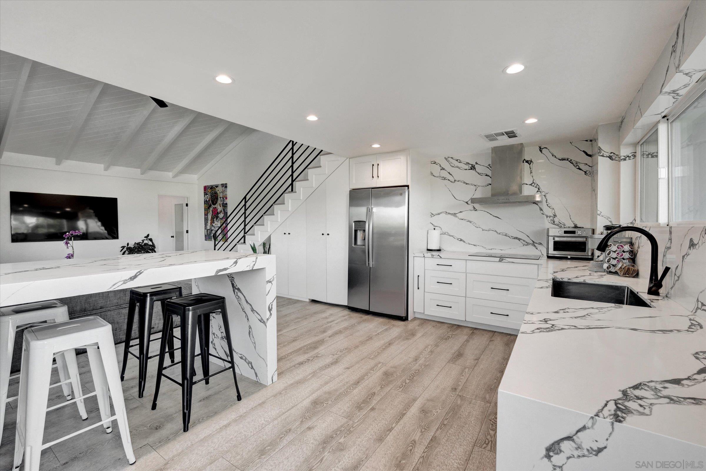 Detail Gallery Image 4 of 12 For 3546  Multiview Drive, Los Angeles,  CA 90068 - 1 Beds | 1 Baths