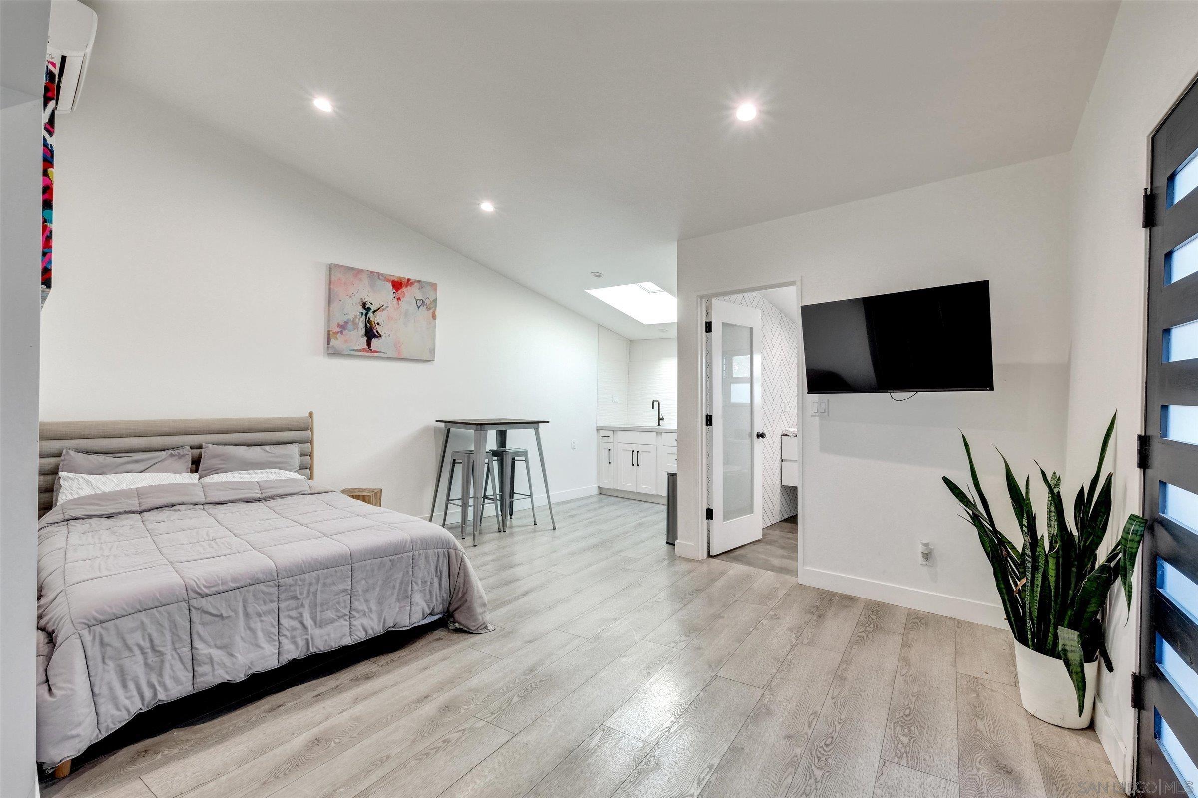 Detail Gallery Image 8 of 12 For 3546  Multiview Drive, Los Angeles,  CA 90068 - 1 Beds | 1 Baths