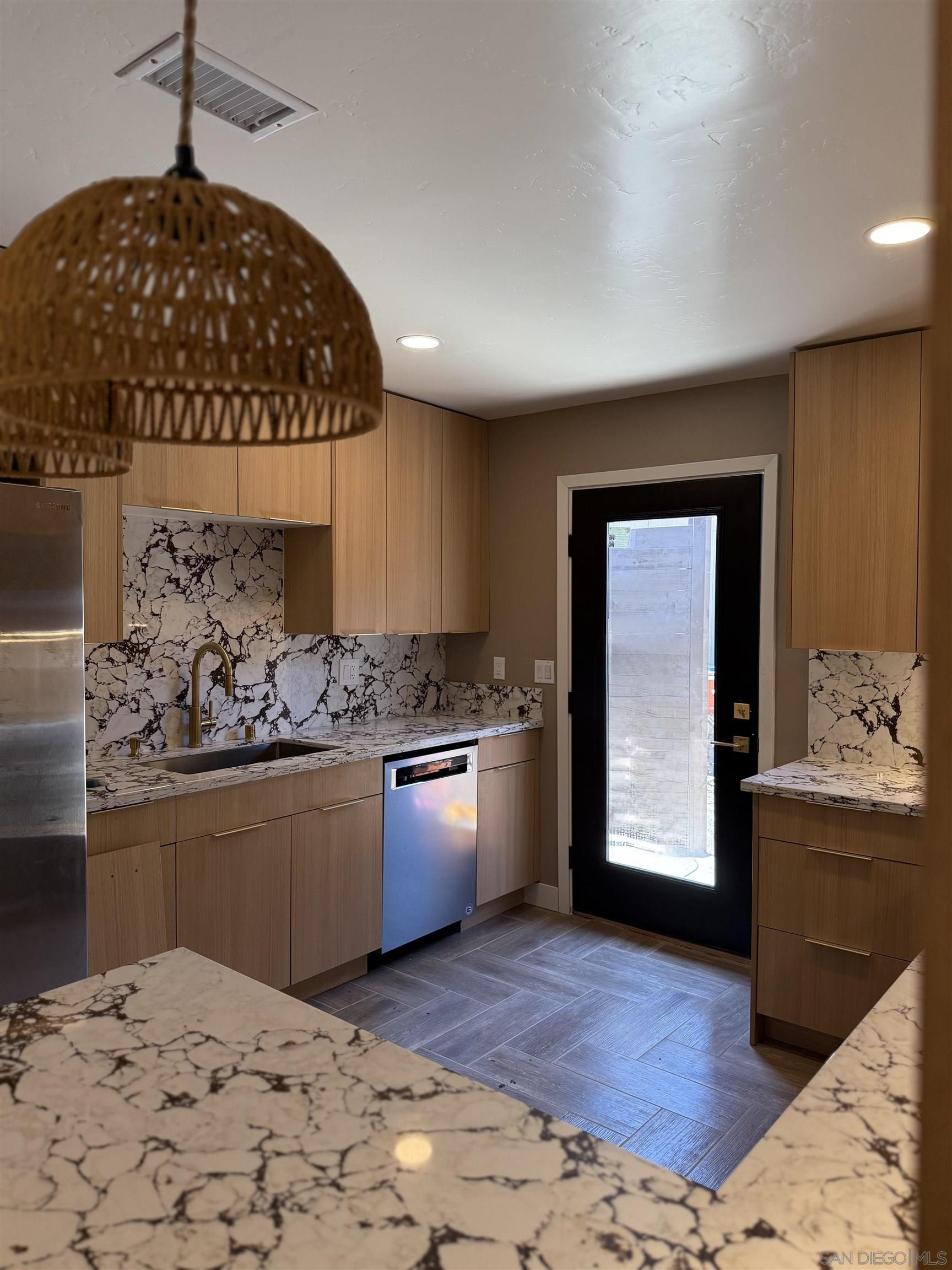 Detail Gallery Image 10 of 28 For 519  Camelot Drive, Oceanside,  CA 92054 - – Beds | – Baths