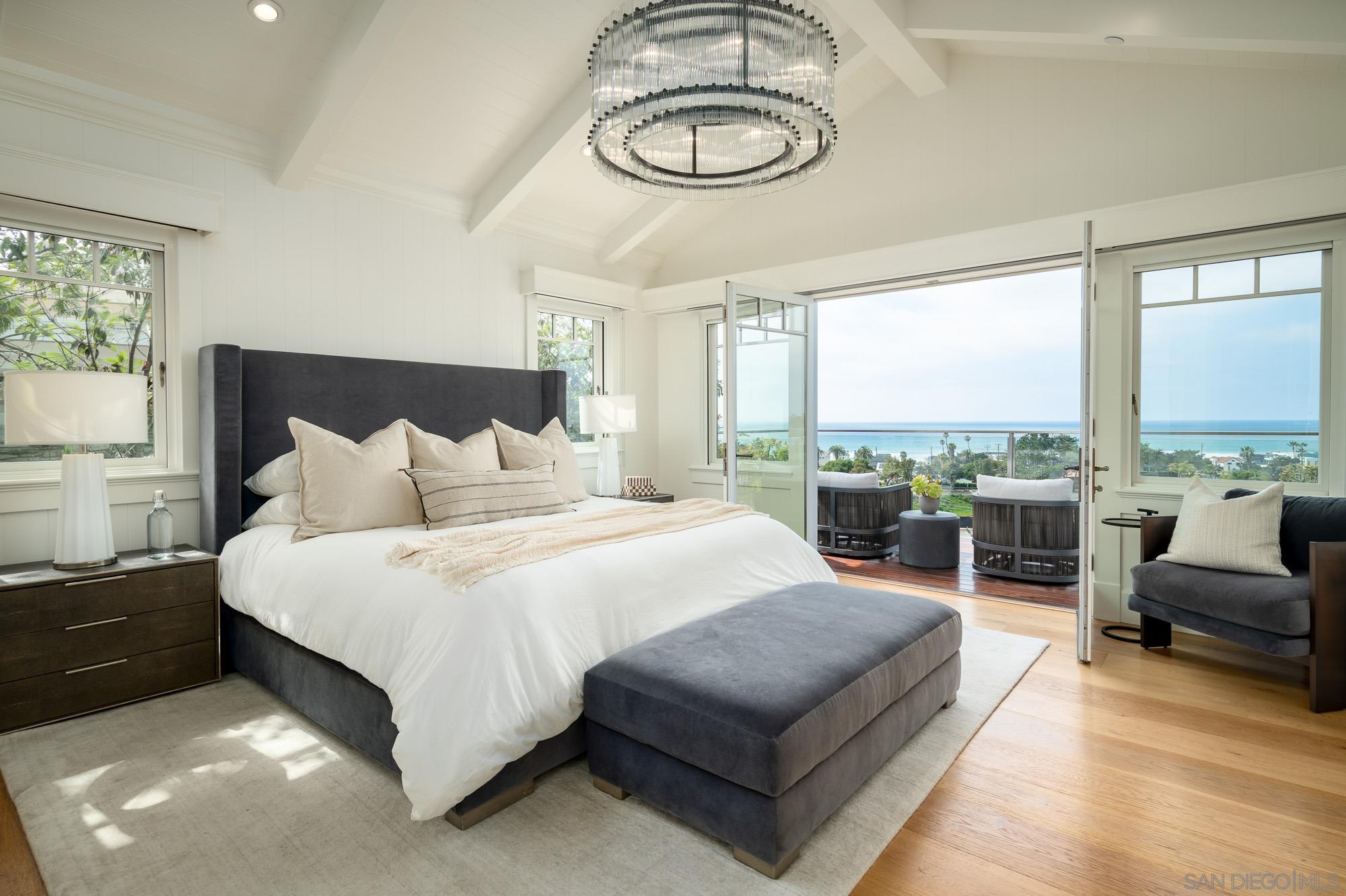 Detail Gallery Image 11 of 37 For 2026  Seaview, Del Mar,  CA 92014 - 5 Beds | 5/2 Baths