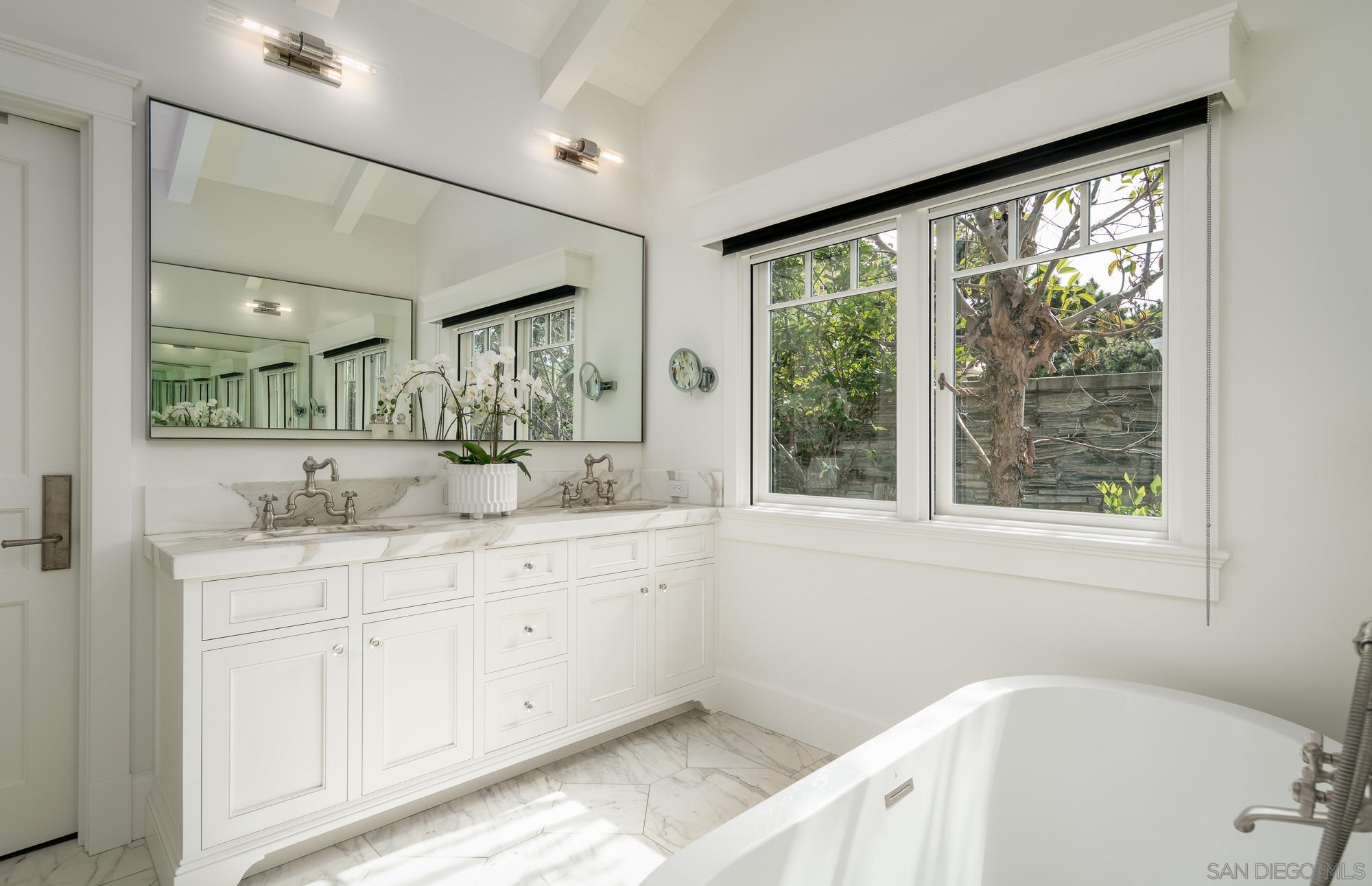 Detail Gallery Image 17 of 37 For 2026  Seaview, Del Mar,  CA 92014 - 5 Beds | 5/2 Baths