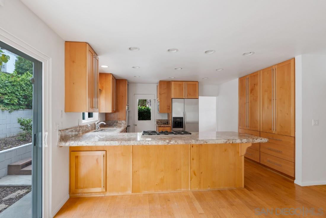 Detail Gallery Image 14 of 52 For 13045  via Esperia, Del Mar,  CA 92014 - 4 Beds | 3 Baths