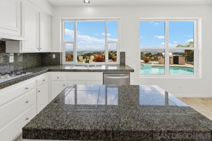 Detail Gallery Image 14 of 58 For 16998  Obsidian Dr, Ramona,  CA 92065 - 4 Beds | 3 Baths