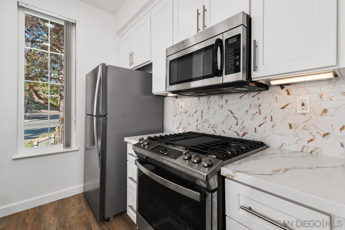 Detail Gallery Image 3 of 32 For 3605  Bernwood Pl  74, San Diego,  CA 92130 - 2 Beds | 2 Baths