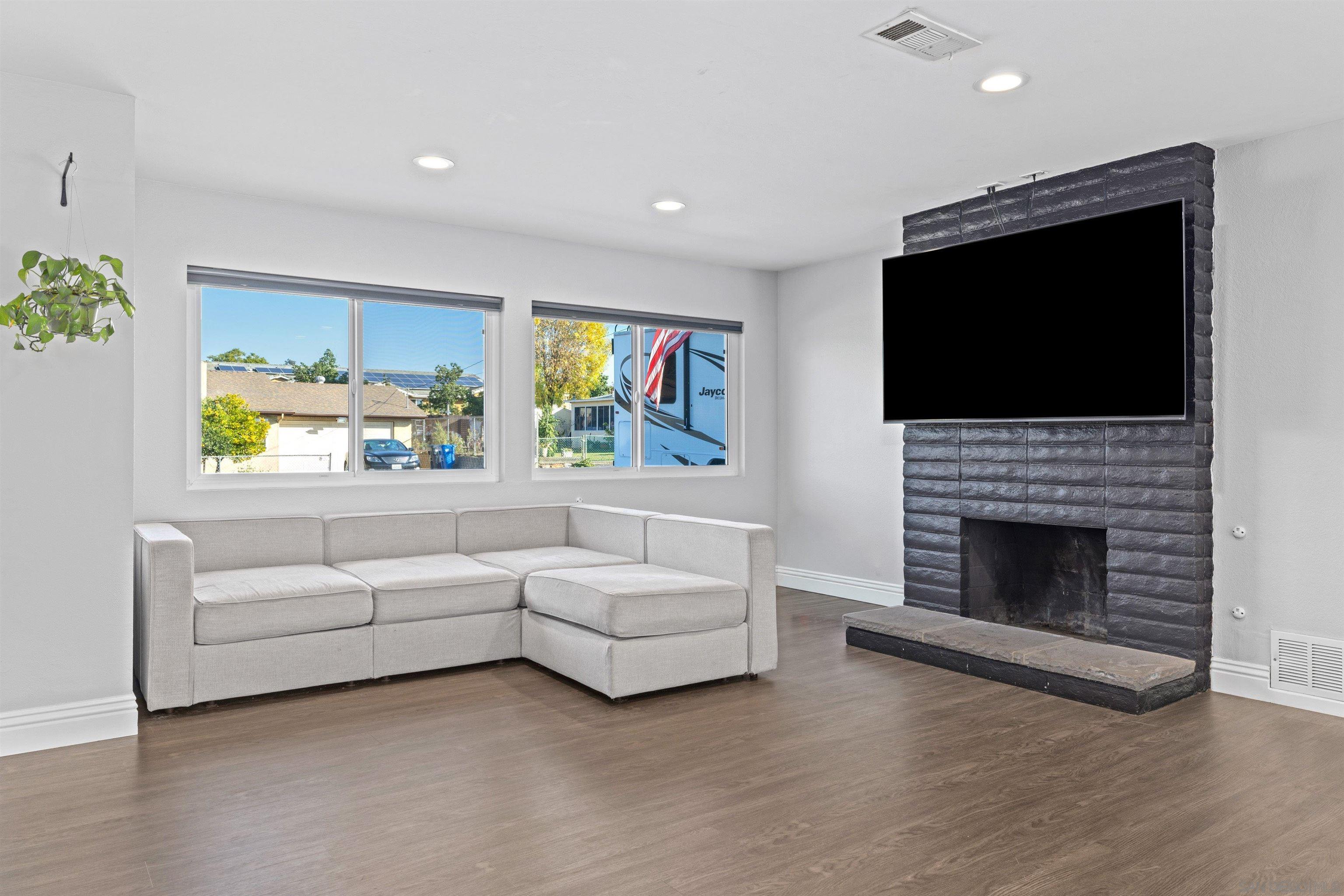 Detail Gallery Image 5 of 30 For 8802  Blue Boy Ln, Santee,  CA 92071 - 3 Beds | 2 Baths