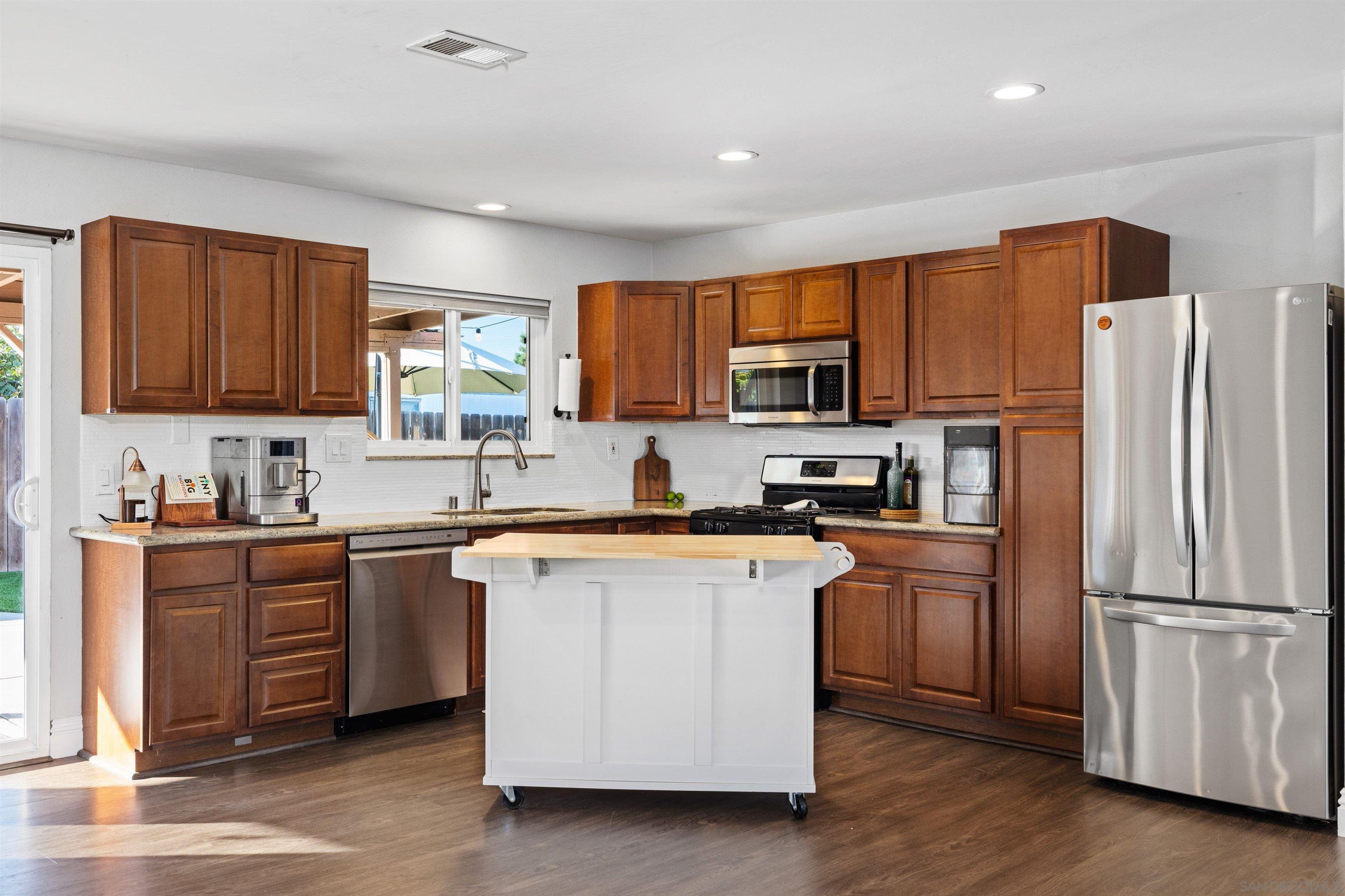 Detail Gallery Image 9 of 30 For 8802  Blue Boy Ln, Santee,  CA 92071 - 3 Beds | 2 Baths