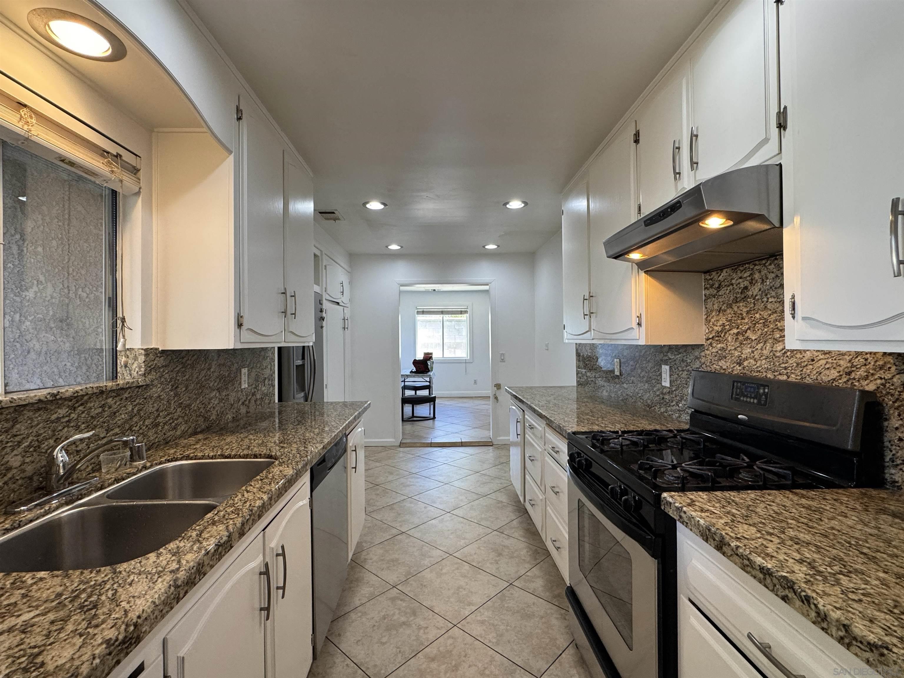 Detail Gallery Image 6 of 19 For 329  Alder Pl, Escondido,  CA 92026 - 4 Beds | 2 Baths